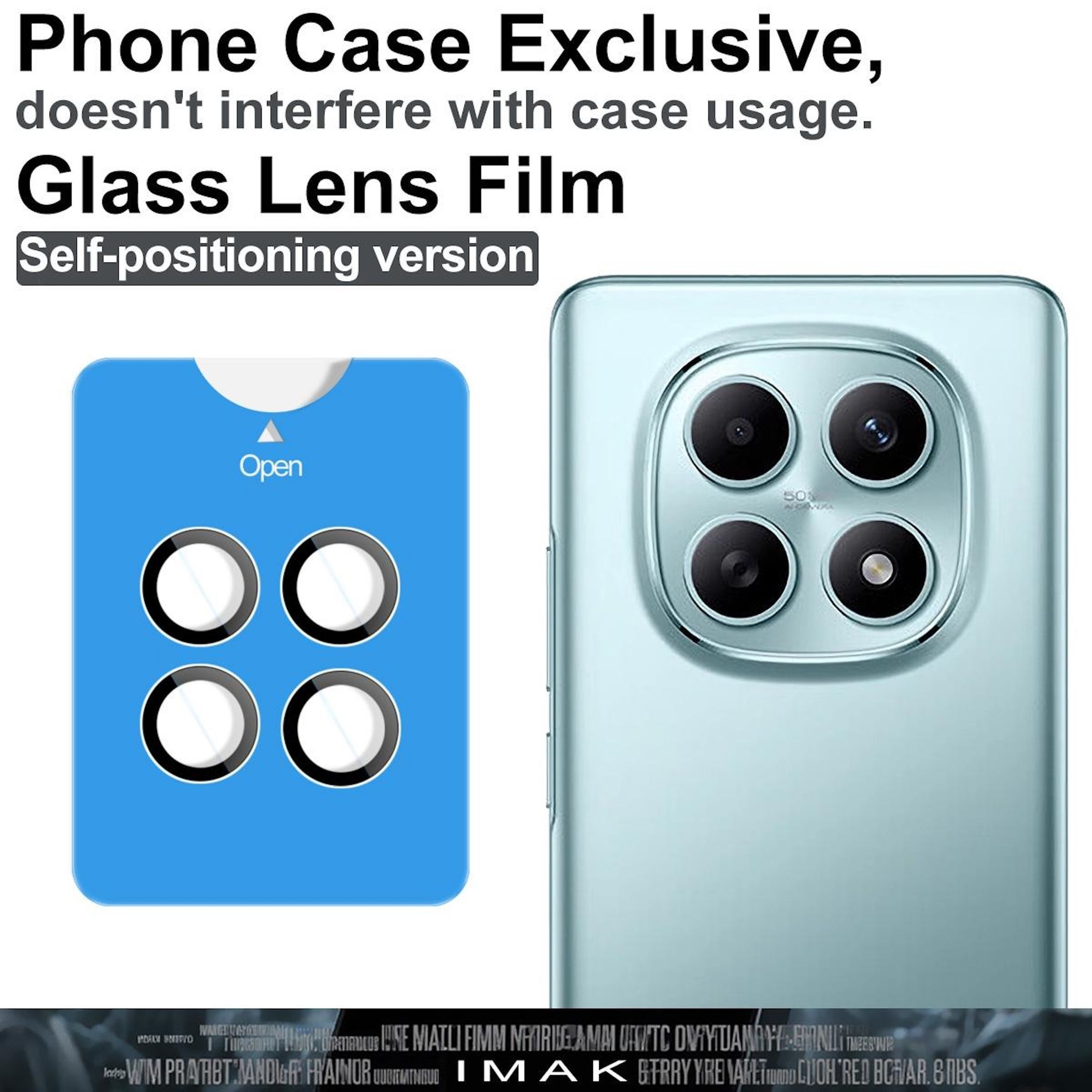 Una custodia blu con quattro aperture per obiettivi accanto a uno smartphone verde chiaro.