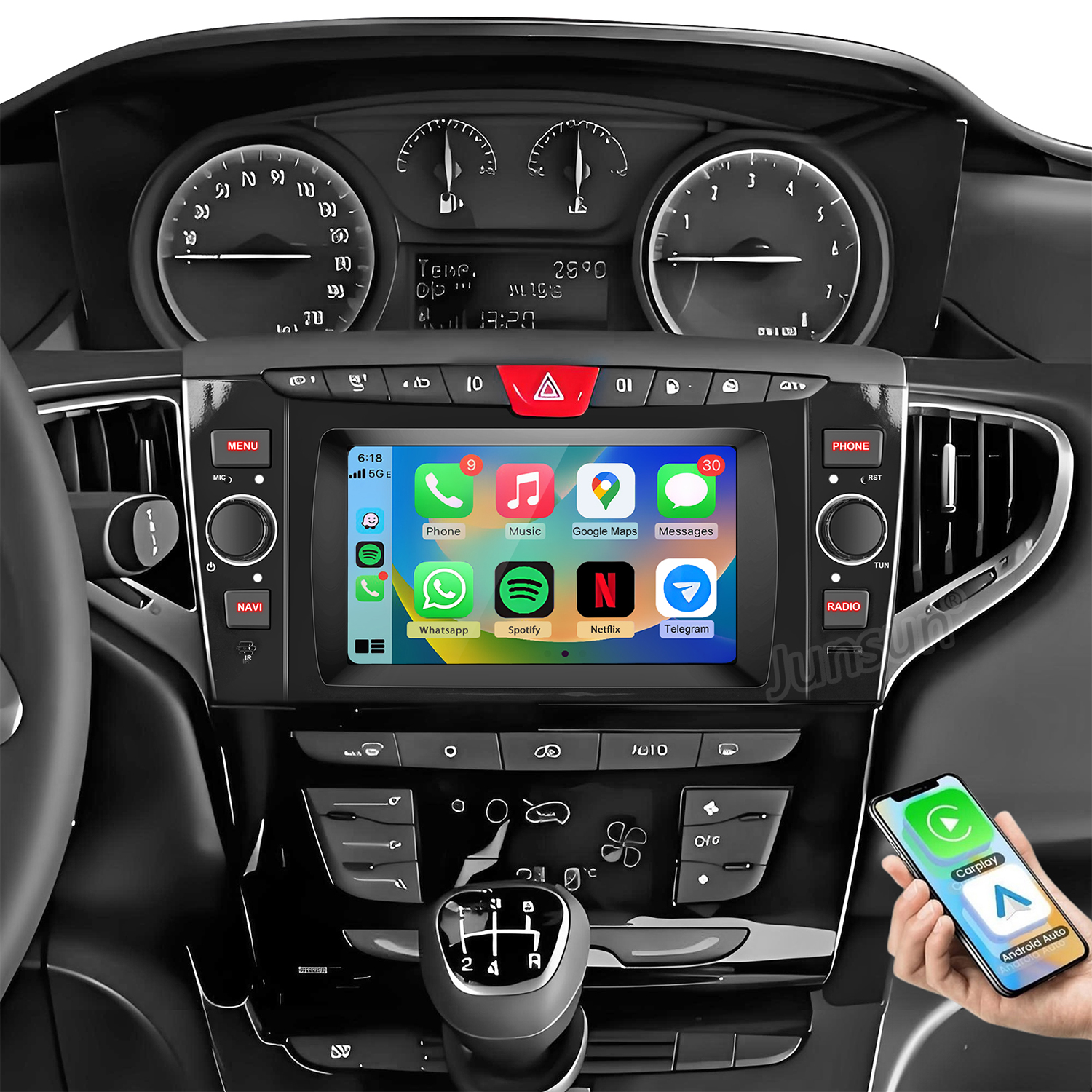 Cruscotto auto con schermo infotainment che mostra app. Mano tiene telefono.