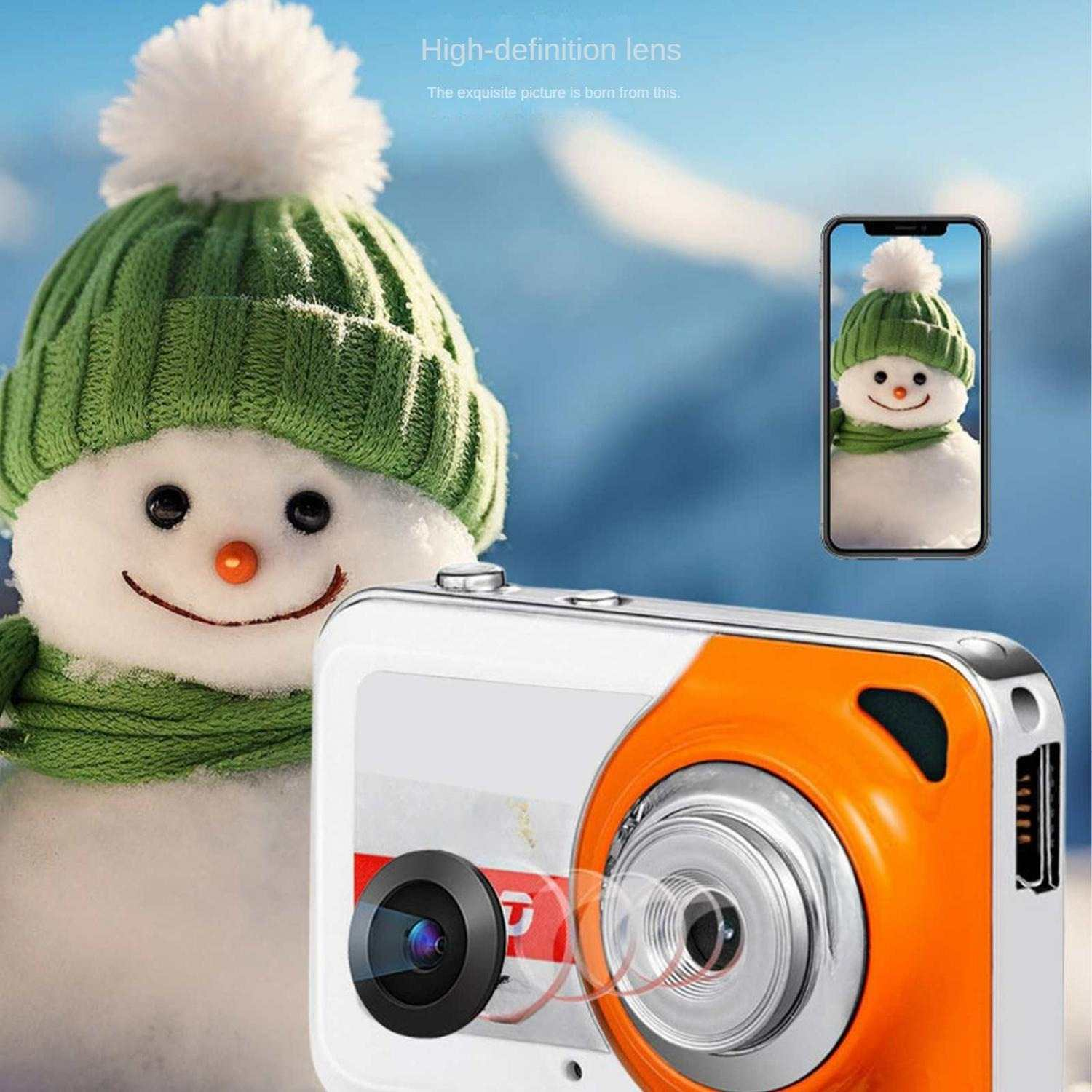 Schneemann mit grüner Mütze und Schal, daneben eine Digitalkamera.