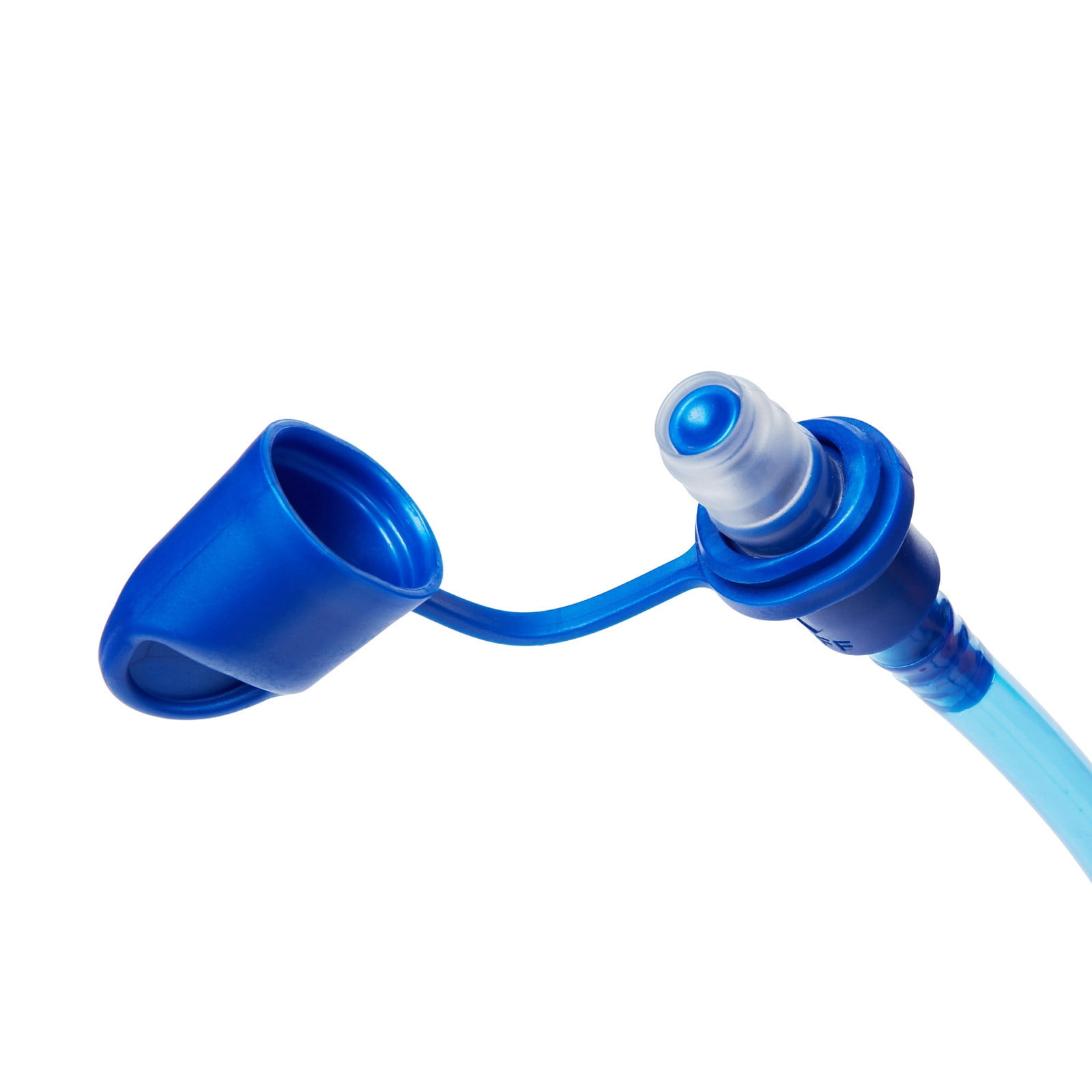 Ein blauer Trinkschlauch mit offenem Mundstück und angehängter Kappe.