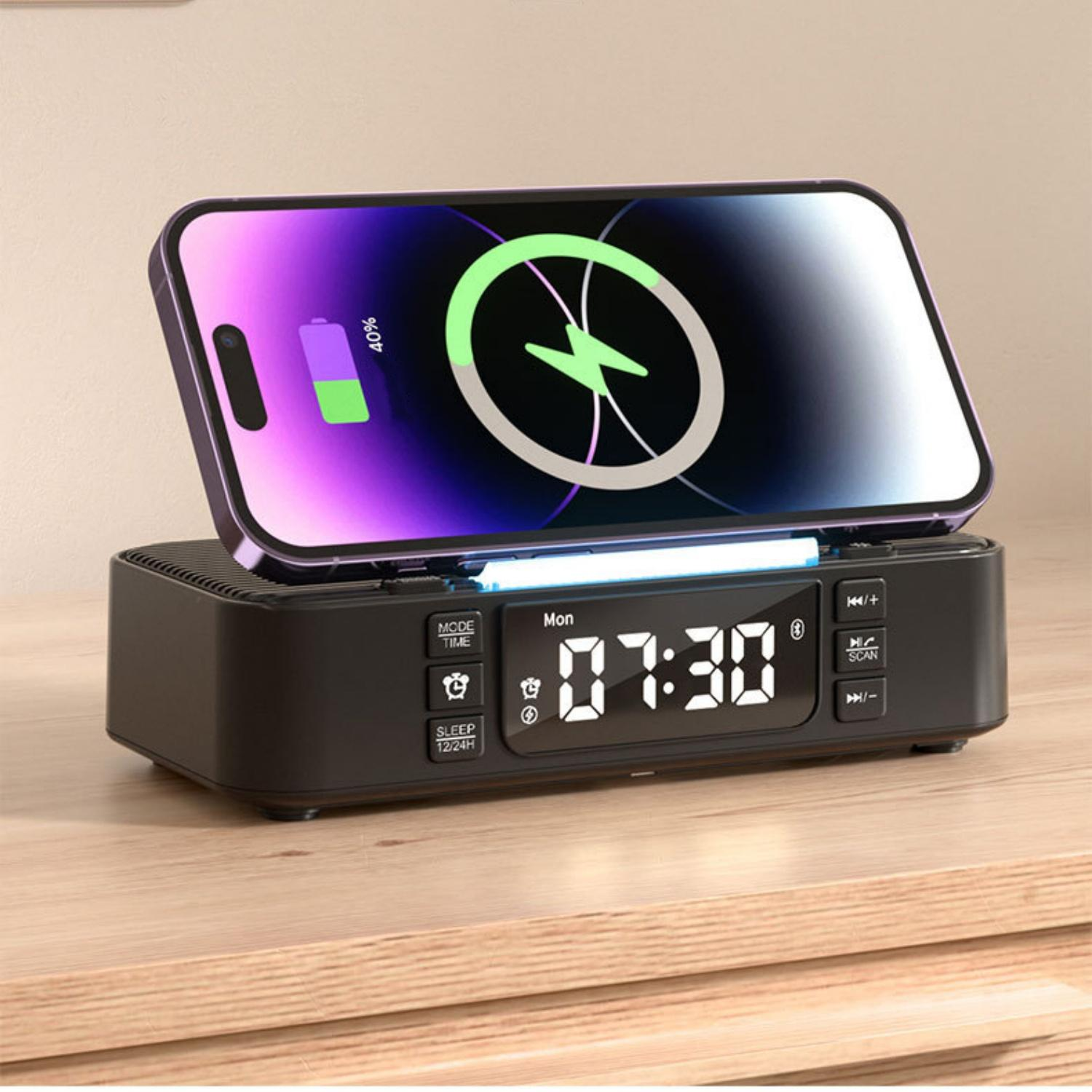 Ein schwarzer Digitalwecker mit einem Handy, das auf kabellose Ladung zeigt.