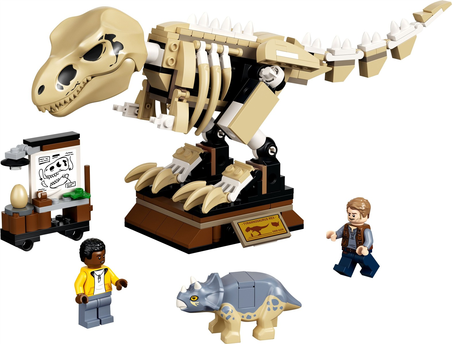 Lego T-Rex Skelettmodell, ein Triceratops, ein Wagen mit Ei und drei Minifiguren.