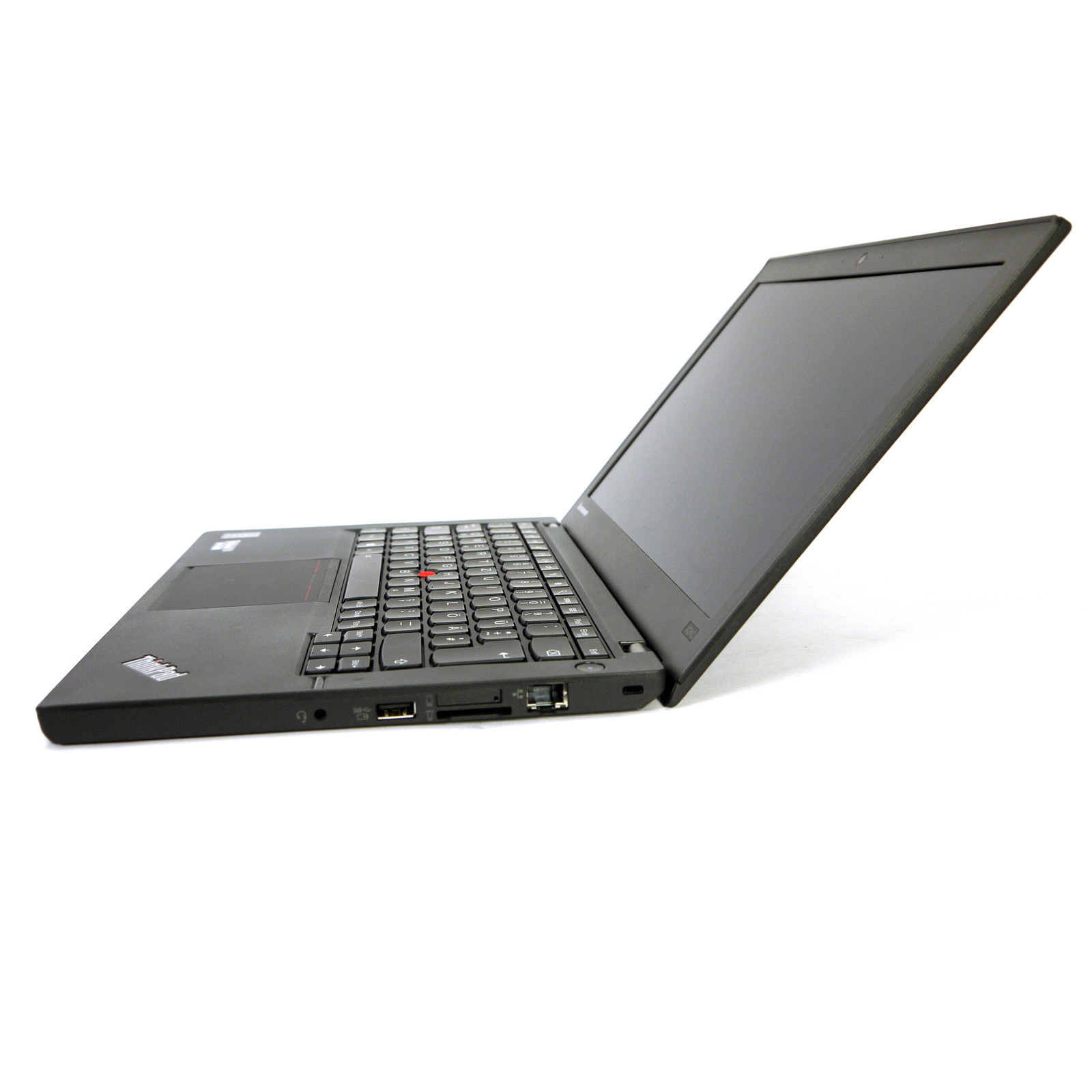 Ein schwarzes ThinkPad-Laptop ist auf weißem Hintergrund geöffnet.