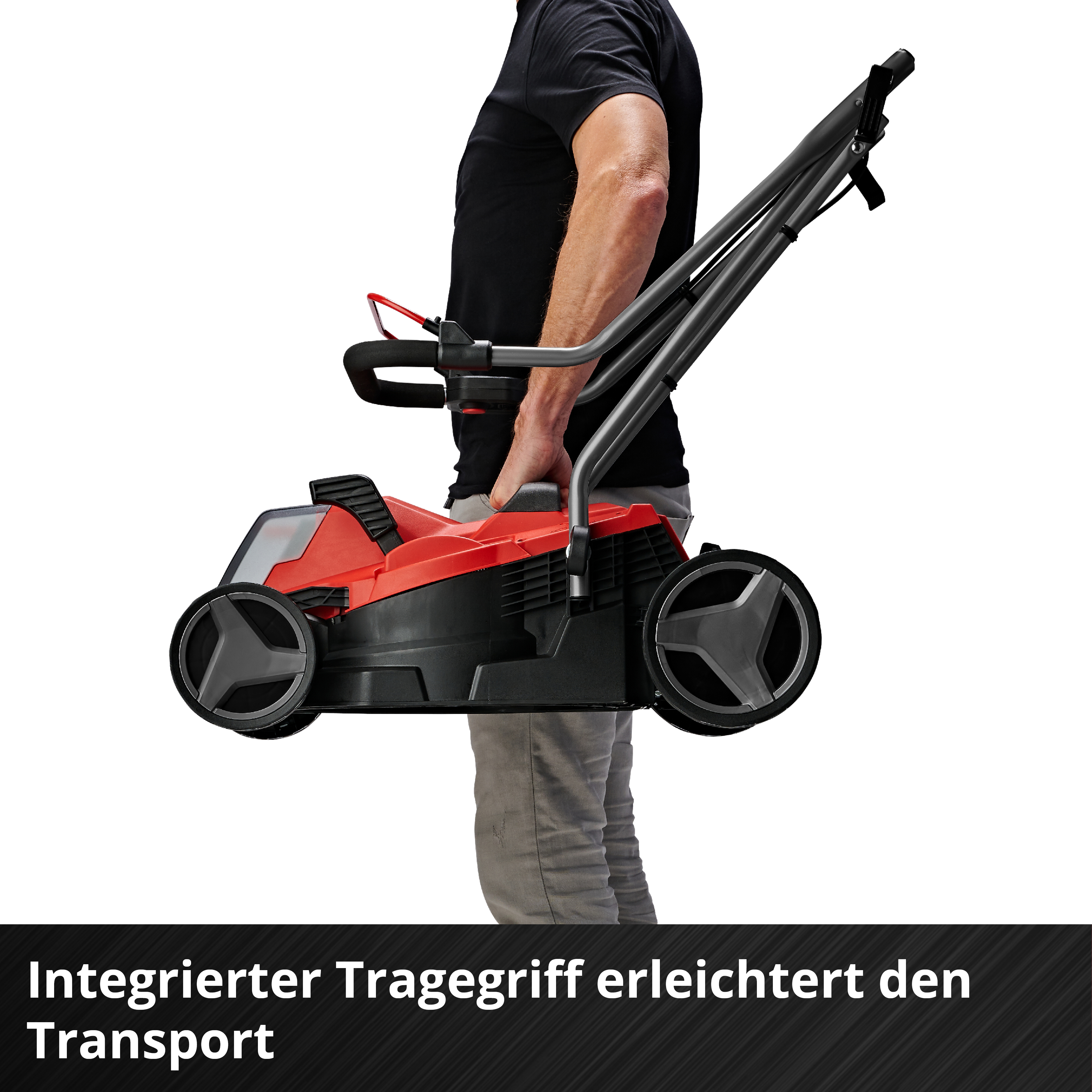 Mann trägt roten Rasenmäher mit integriertem Griff, erleichtert Transport.