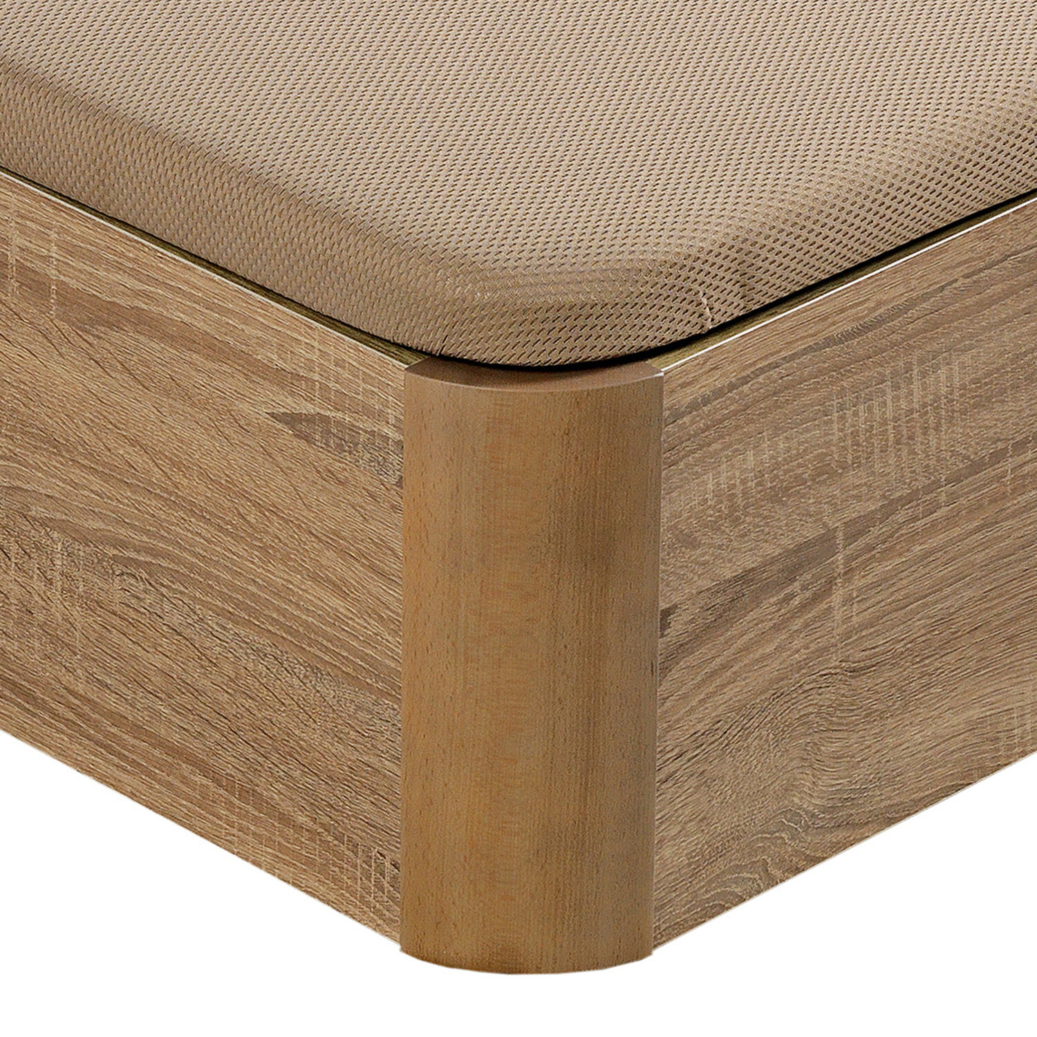 Primer plano de un asiento marrón en muebles de madera con esquinas redondeadas.