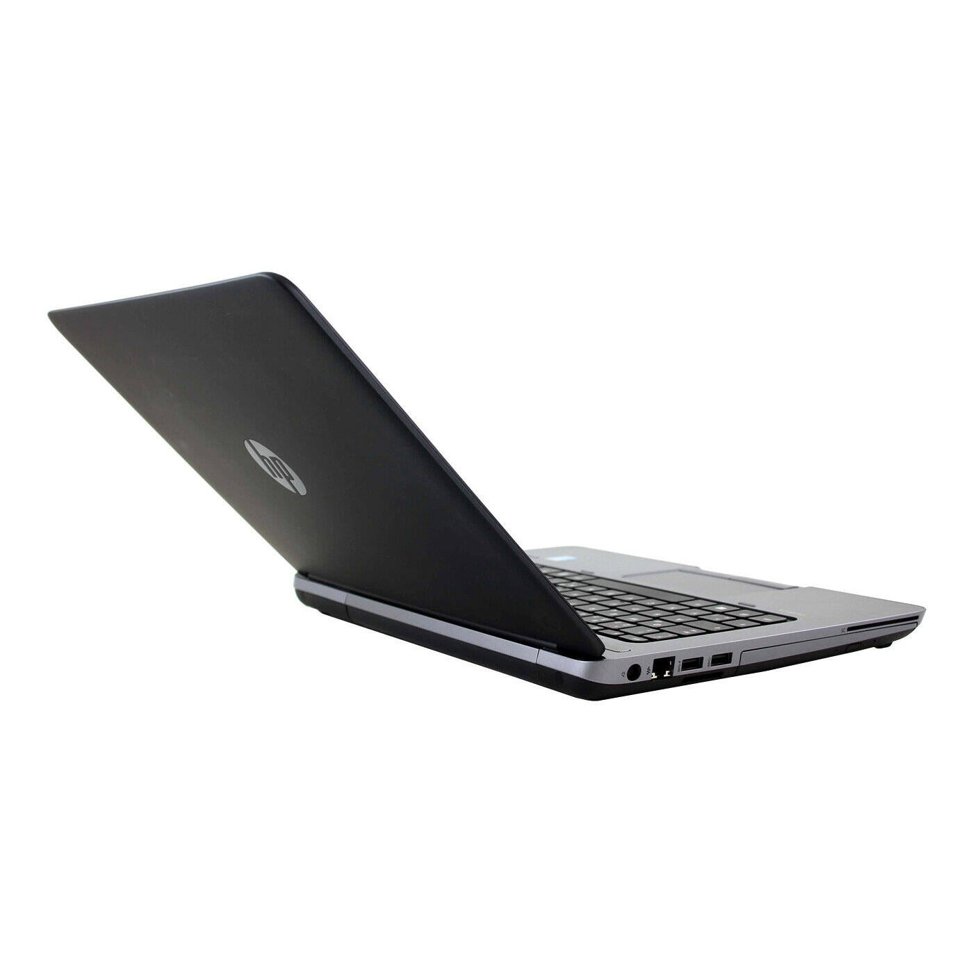 Ein schwarzer HP Laptop mit aufgeklapptem Deckel, seitlich gezeigt.