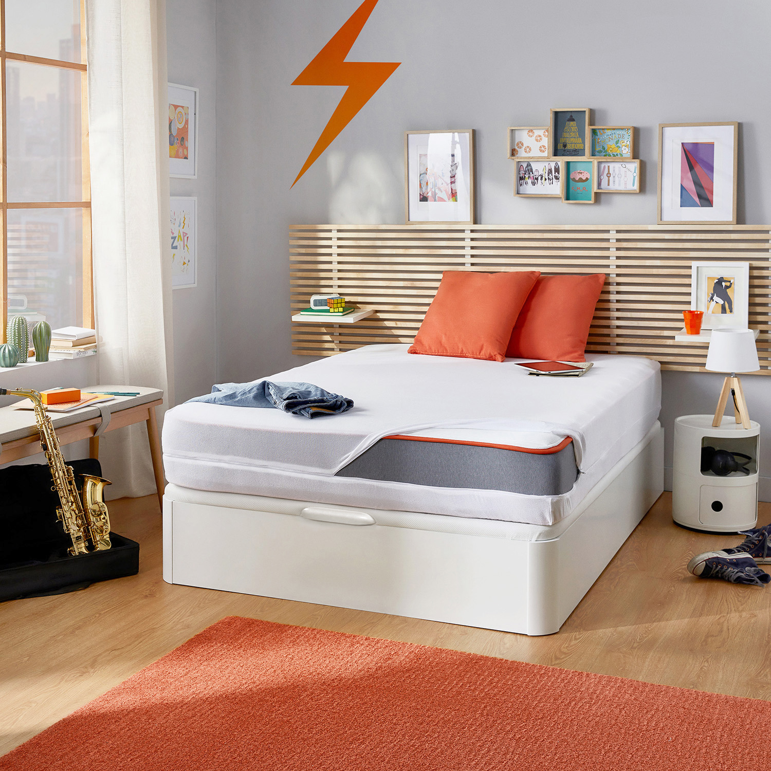 Un dormitorio moderno con cama, saxofón y alfombra naranja.