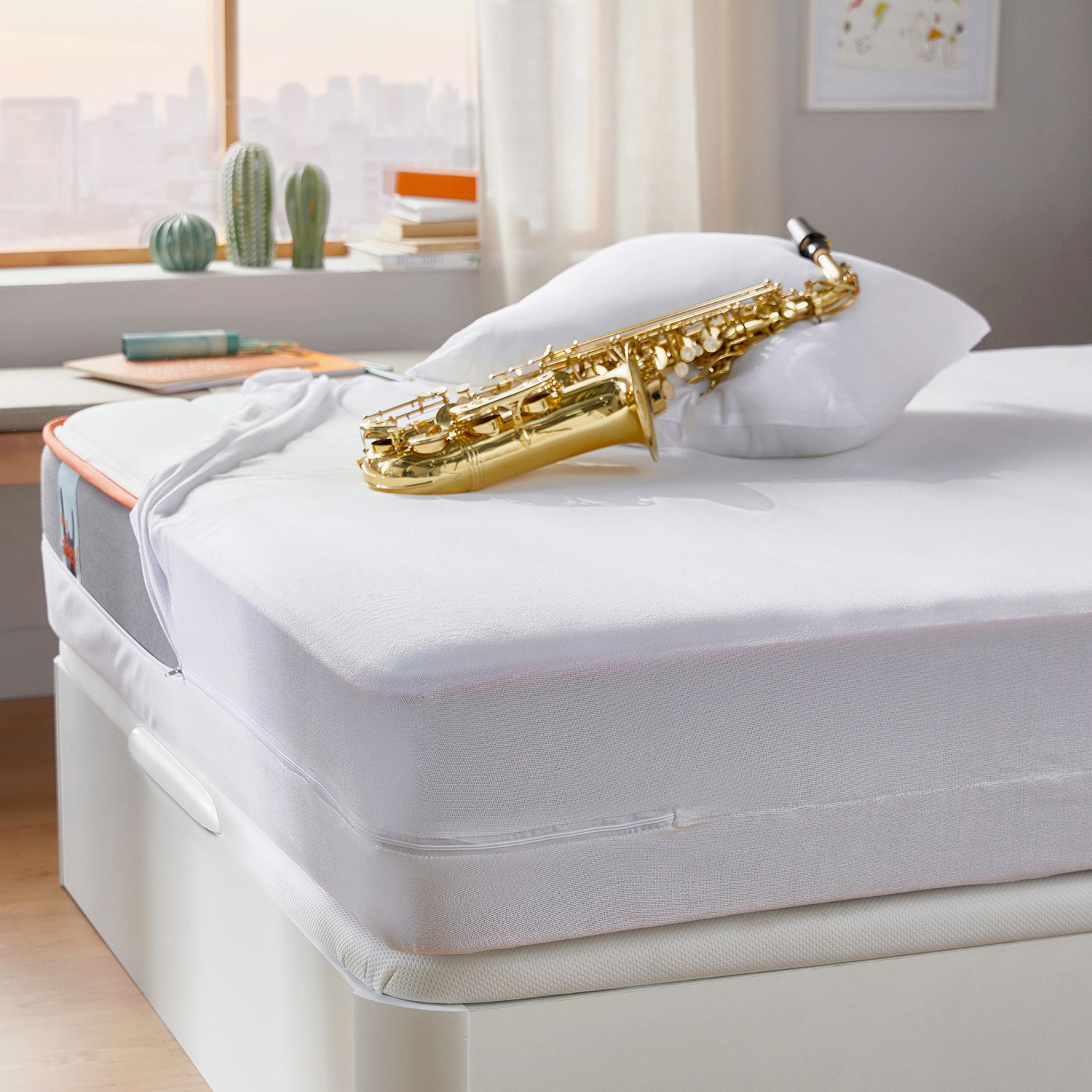 Un saxofón dorado descansa sobre una almohada blanca en una cama.