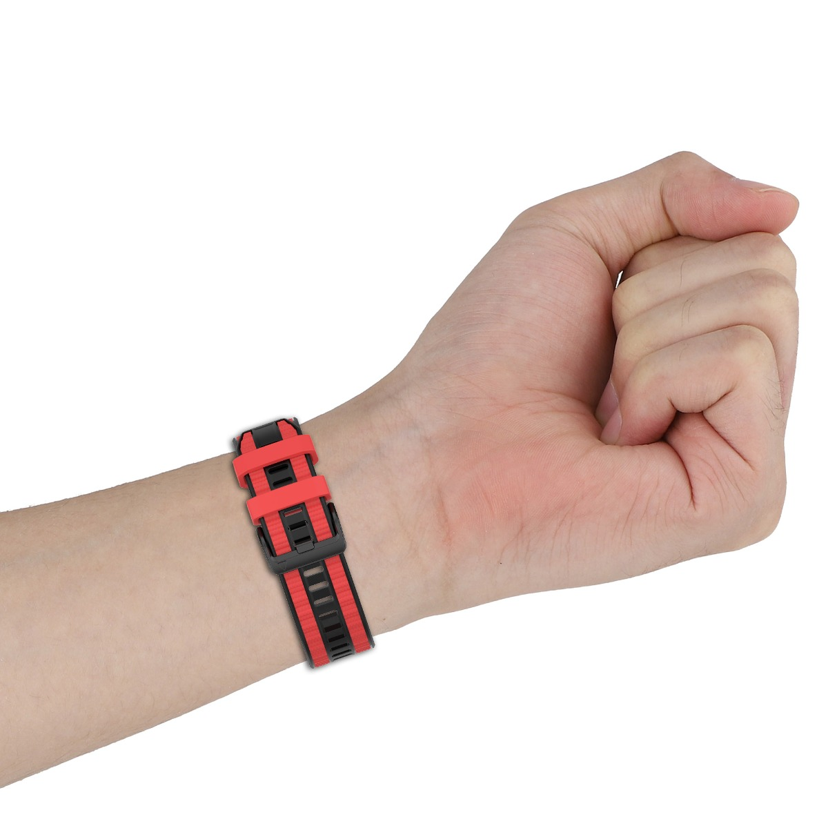 Ein Arm trägt ein rot-schwarzes Armband mit schwarzer Schnalle.