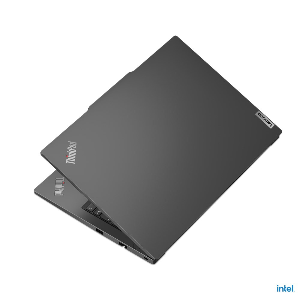 Zamknięty, szary laptop Lenovo ThinkPad z logo Intel na białym tle.