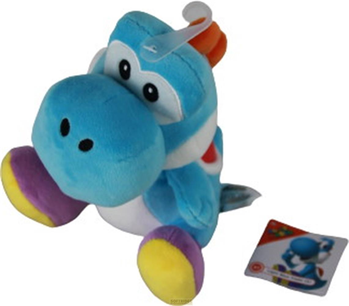 Ein blauer Yoshi-Plüsch mit gelben und violetten Füßen und einem Spielkarten-Aufdruck.
