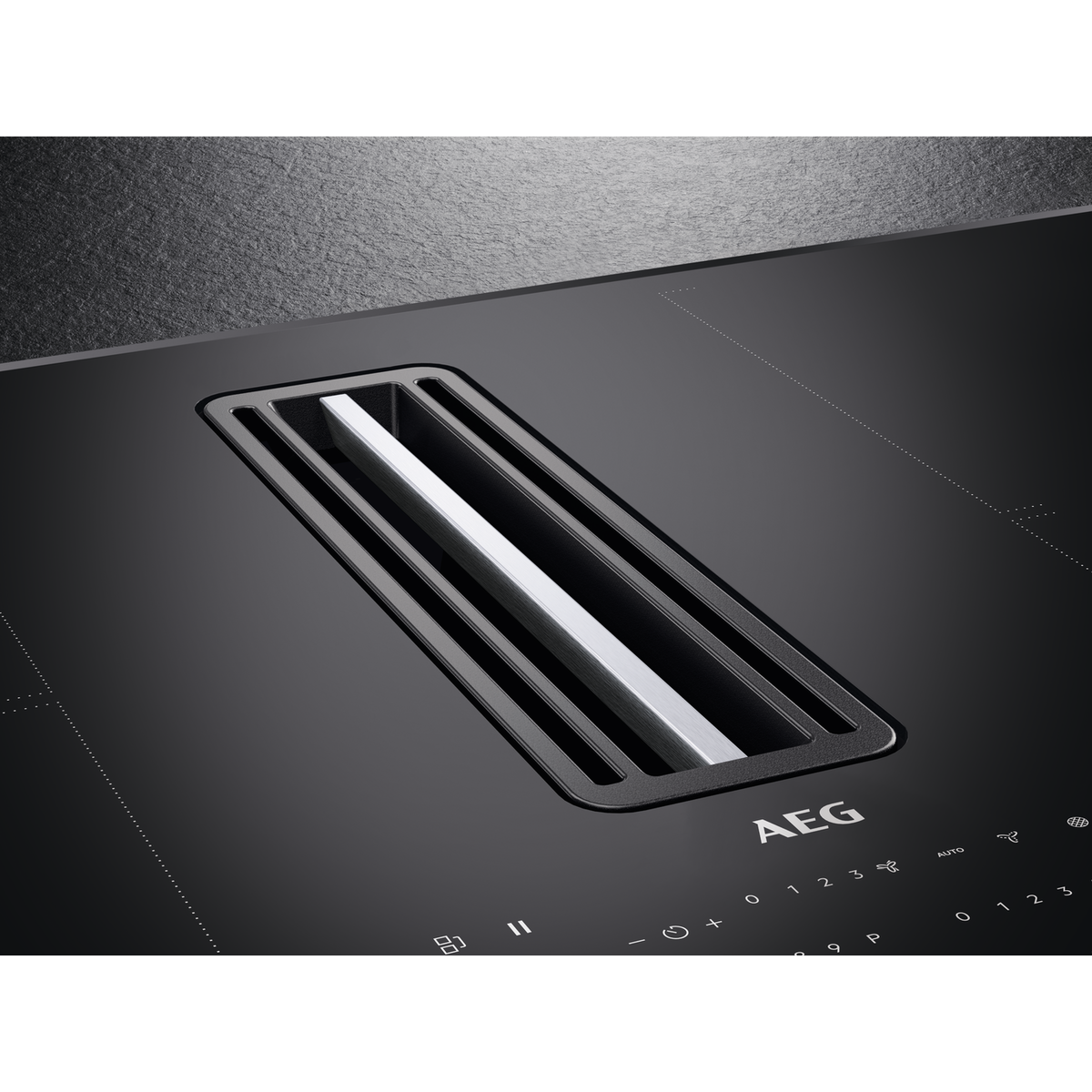 Piano cottura a induzione nero con cappa integrata e logo AEG.