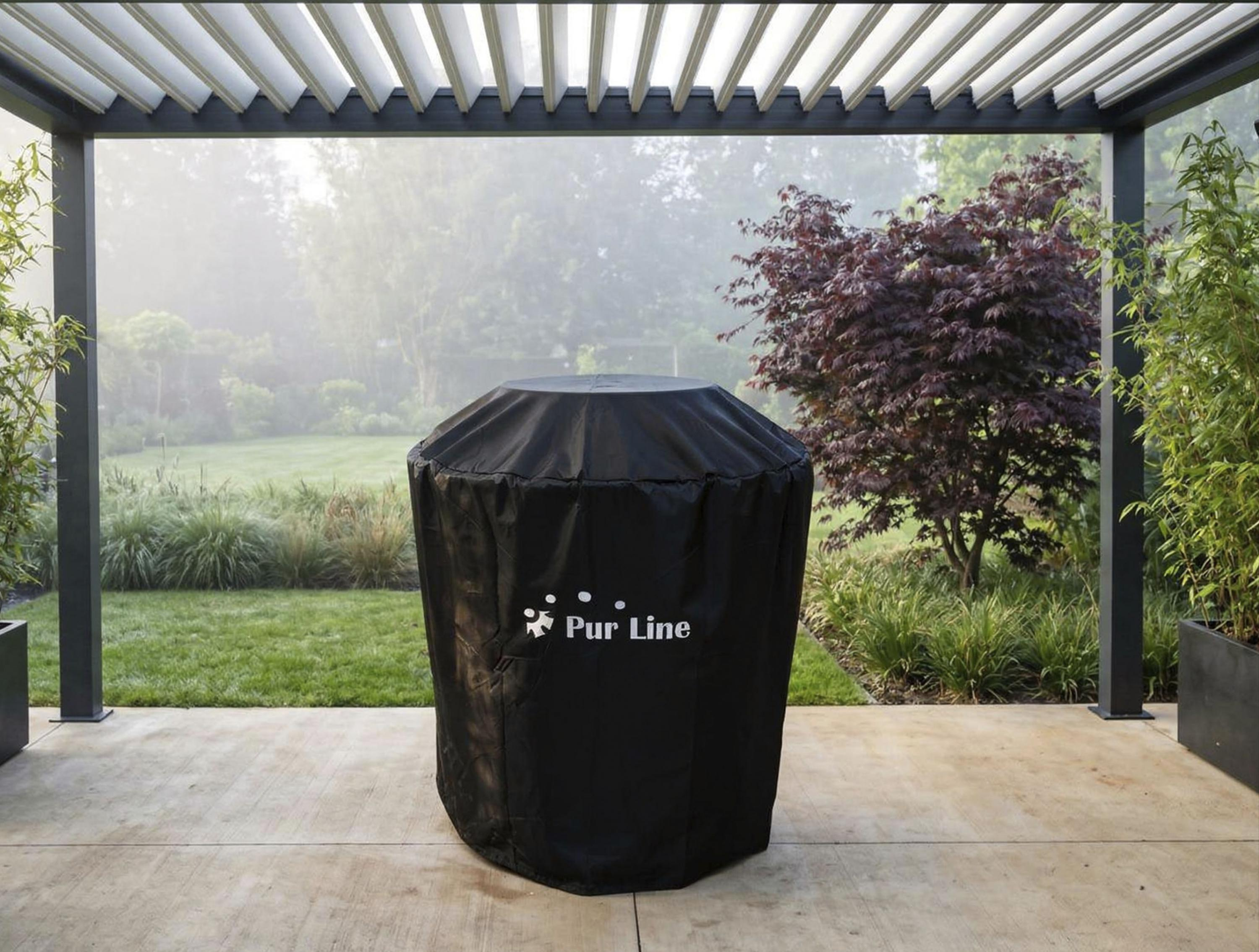 Schwarze Schutzhülle für einen runden Grill unter einer Pergola, Garten im Hintergrund.