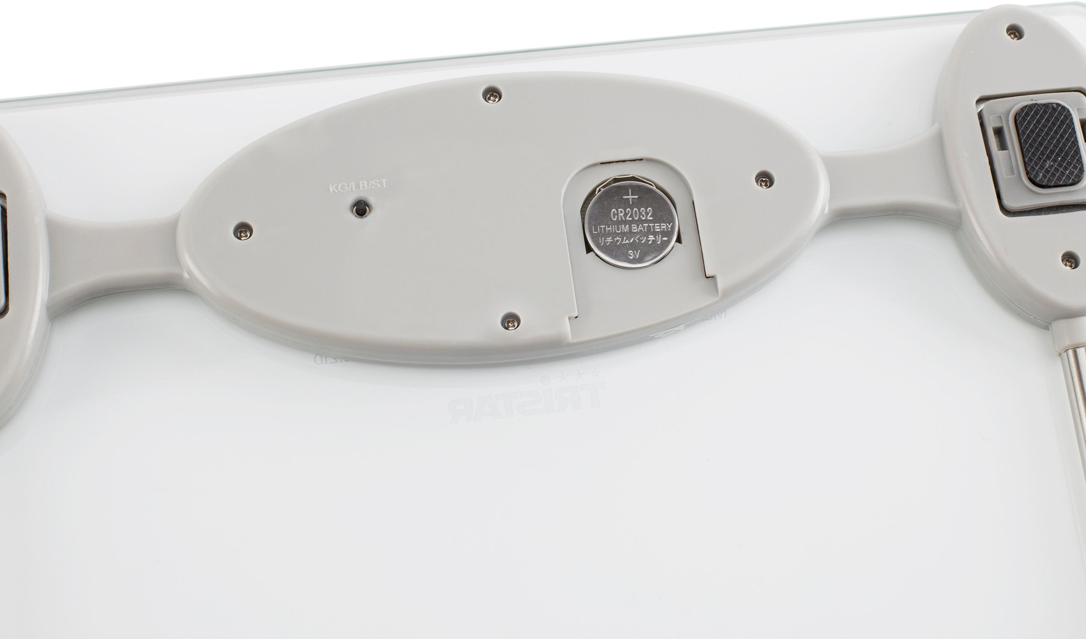 Primo piano del lato inferiore di una bilancia bianca, con una batteria CR2032.