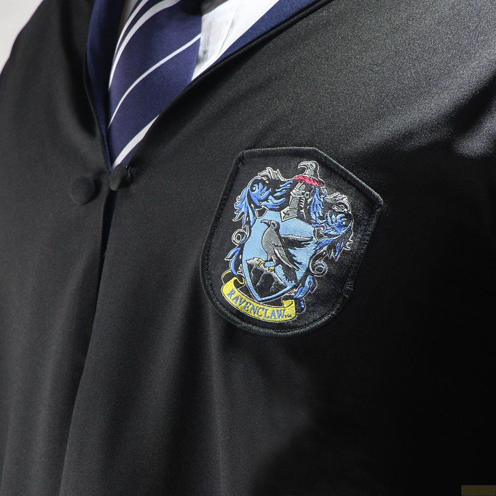 Una túnica negra con el escudo de Ravenclaw y una corbata azul con rayas blancas.
