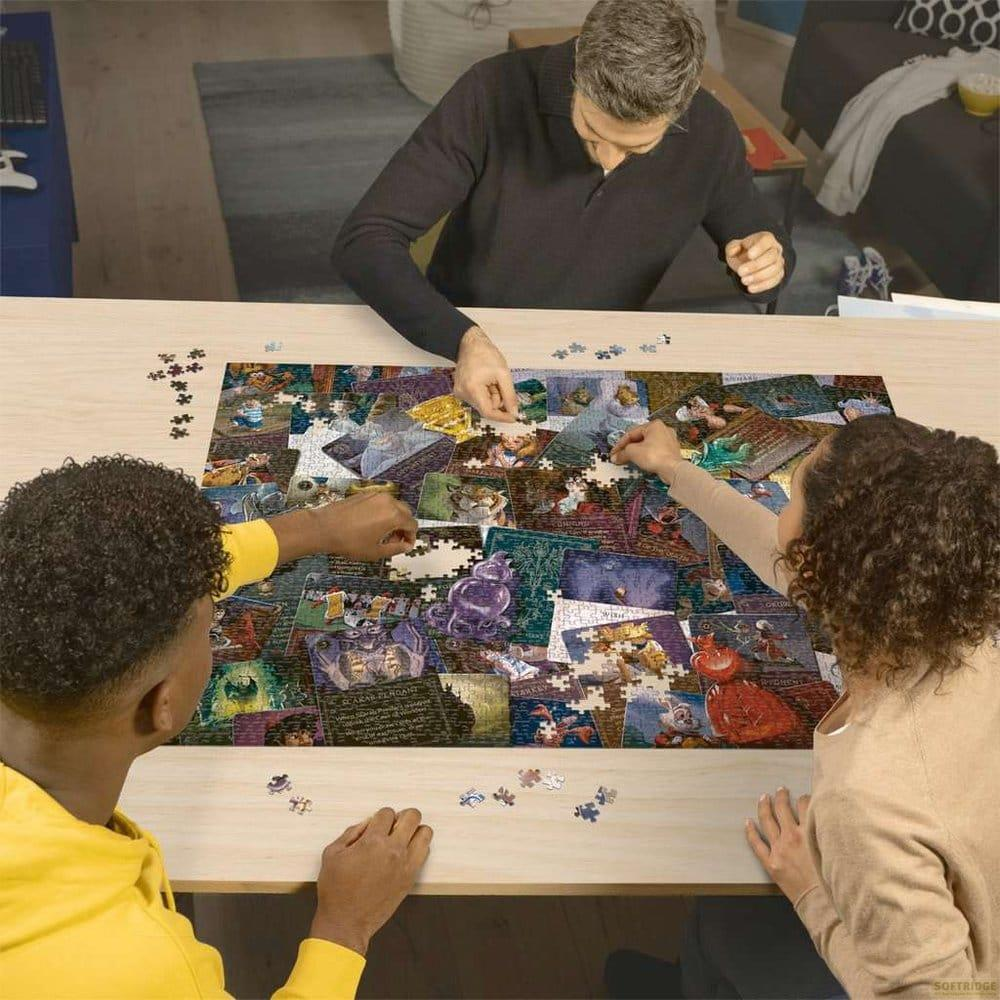 Drei Personen am Tisch bauen ein Puzzle mit vielen Bildern.