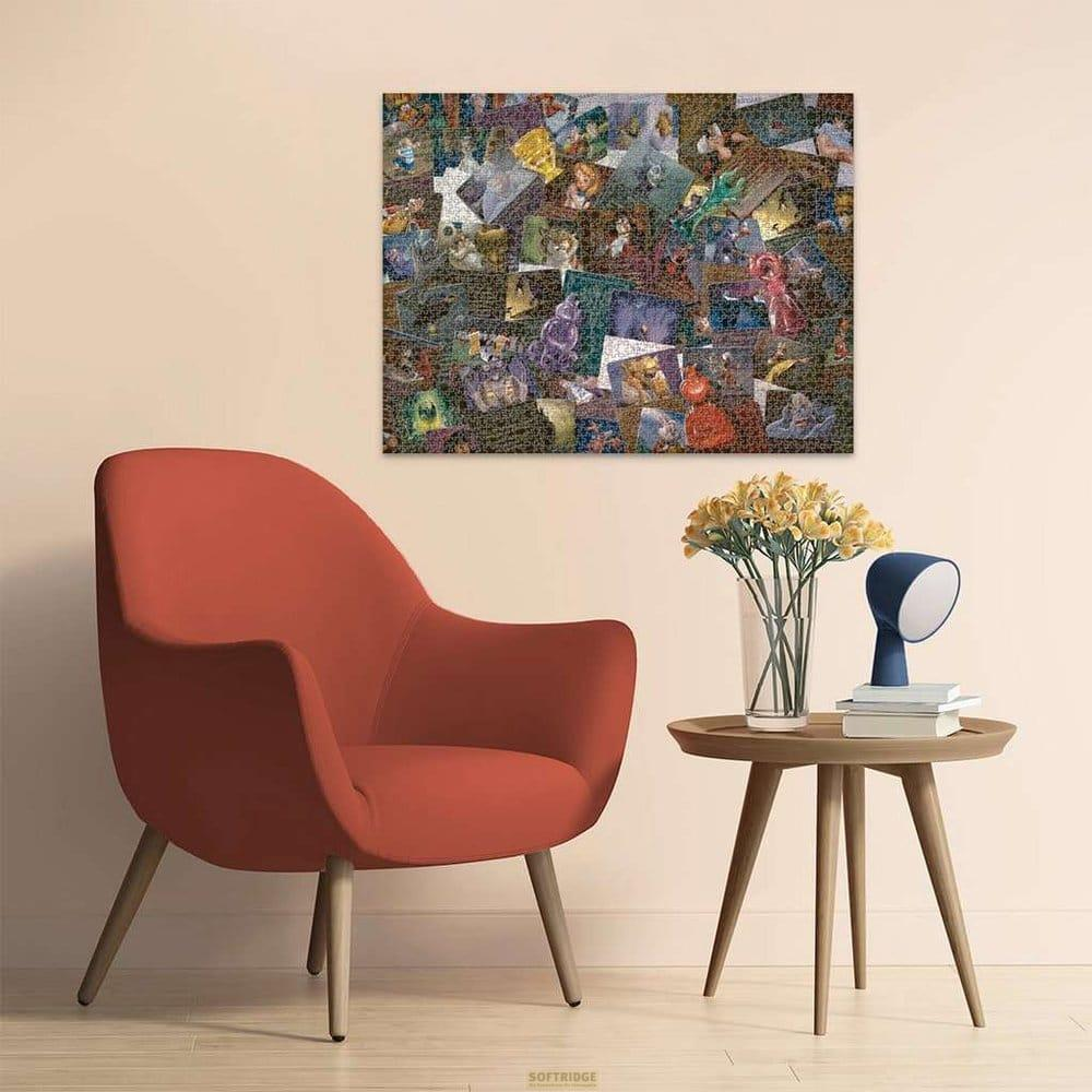 Ein roter Sessel steht neben einem Beistelltisch mit Blumen und Lampe.