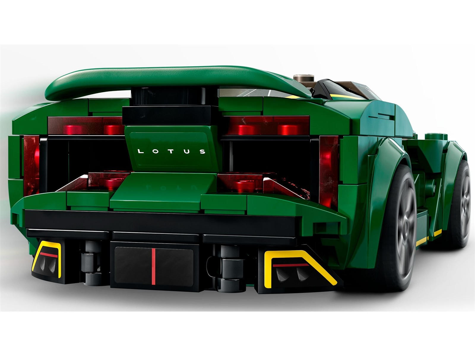 Grüner Lego-Sportwagen, Heckansicht mit roten Rückleuchten und "Lotus"-Schriftzug.