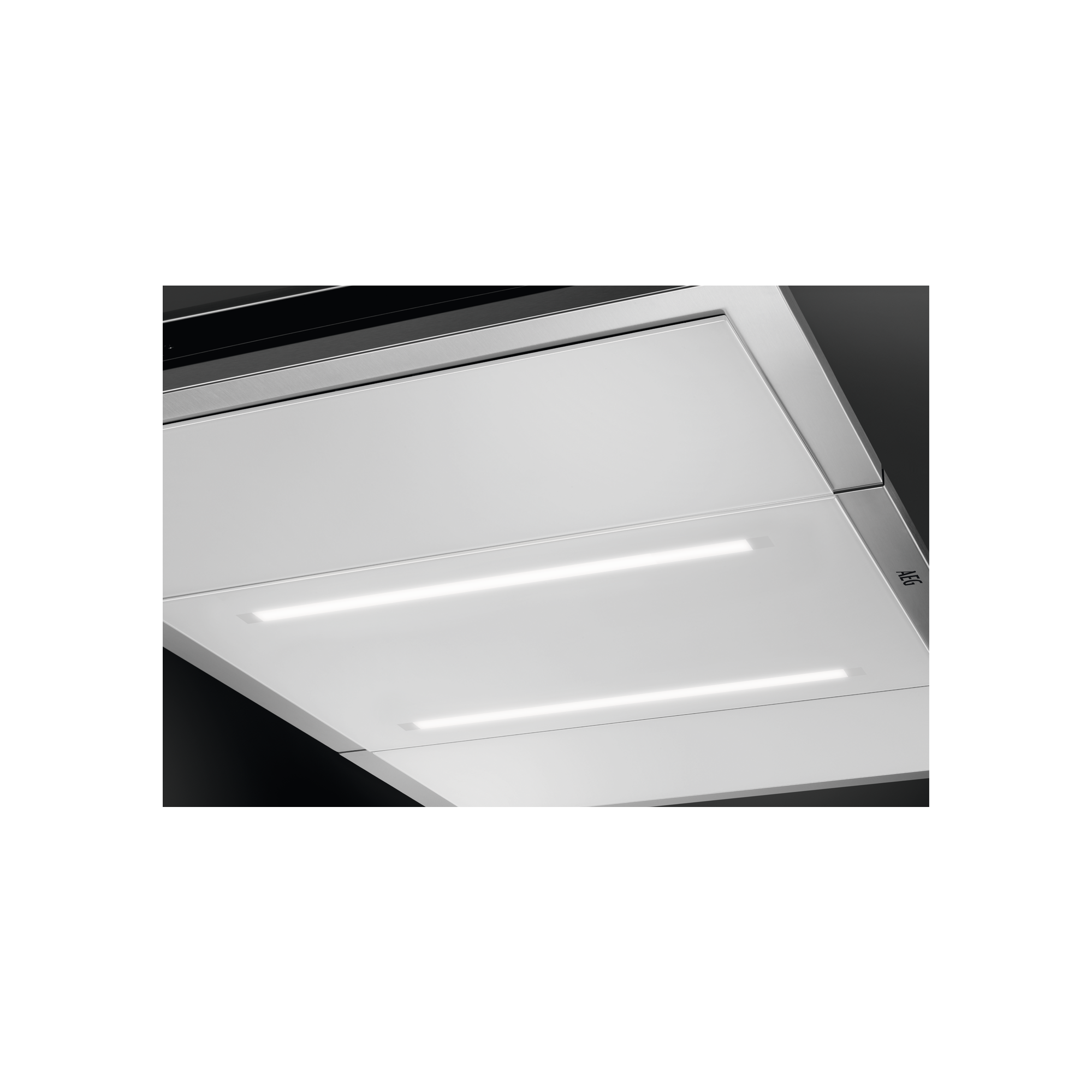 Moderna campana extractora con luces LED integradas y logo AEG.