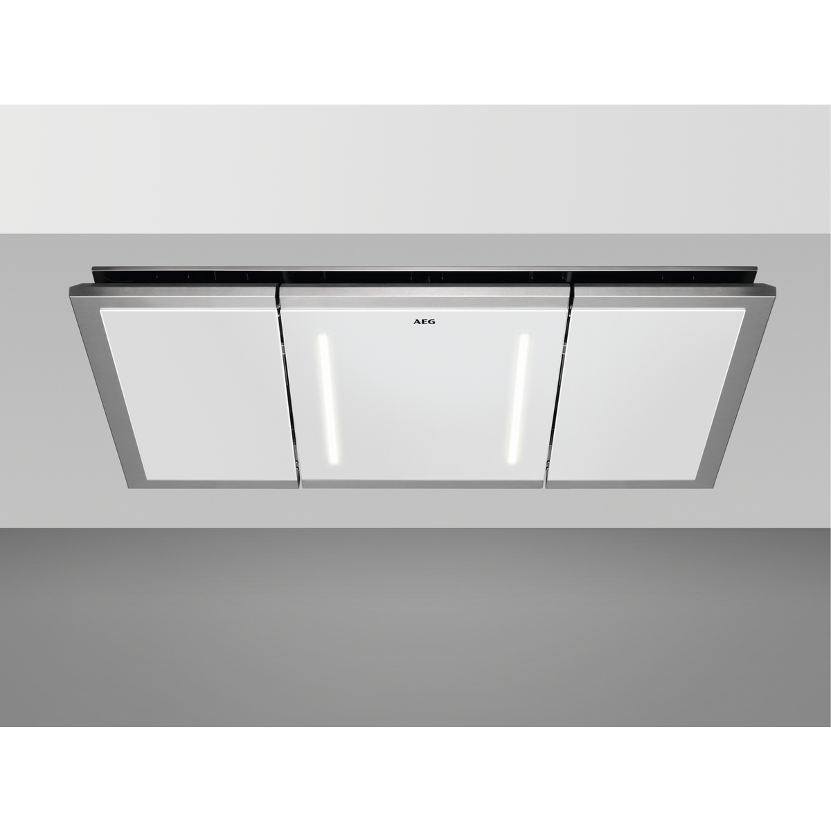 Una campana extractora AEG blanca con marco plateado y luces.