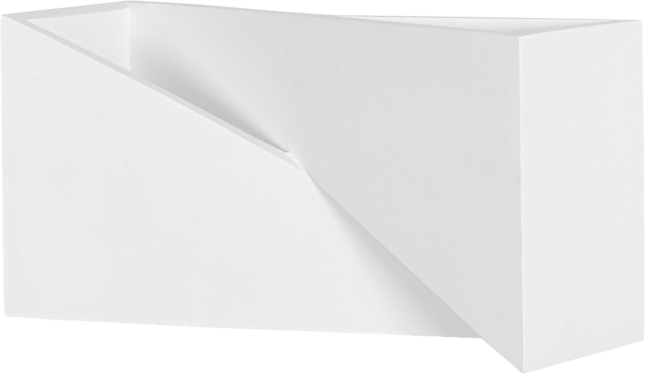 Ein weißer, geometrischer Behälter mit scharfen Kanten und Winkeln.
