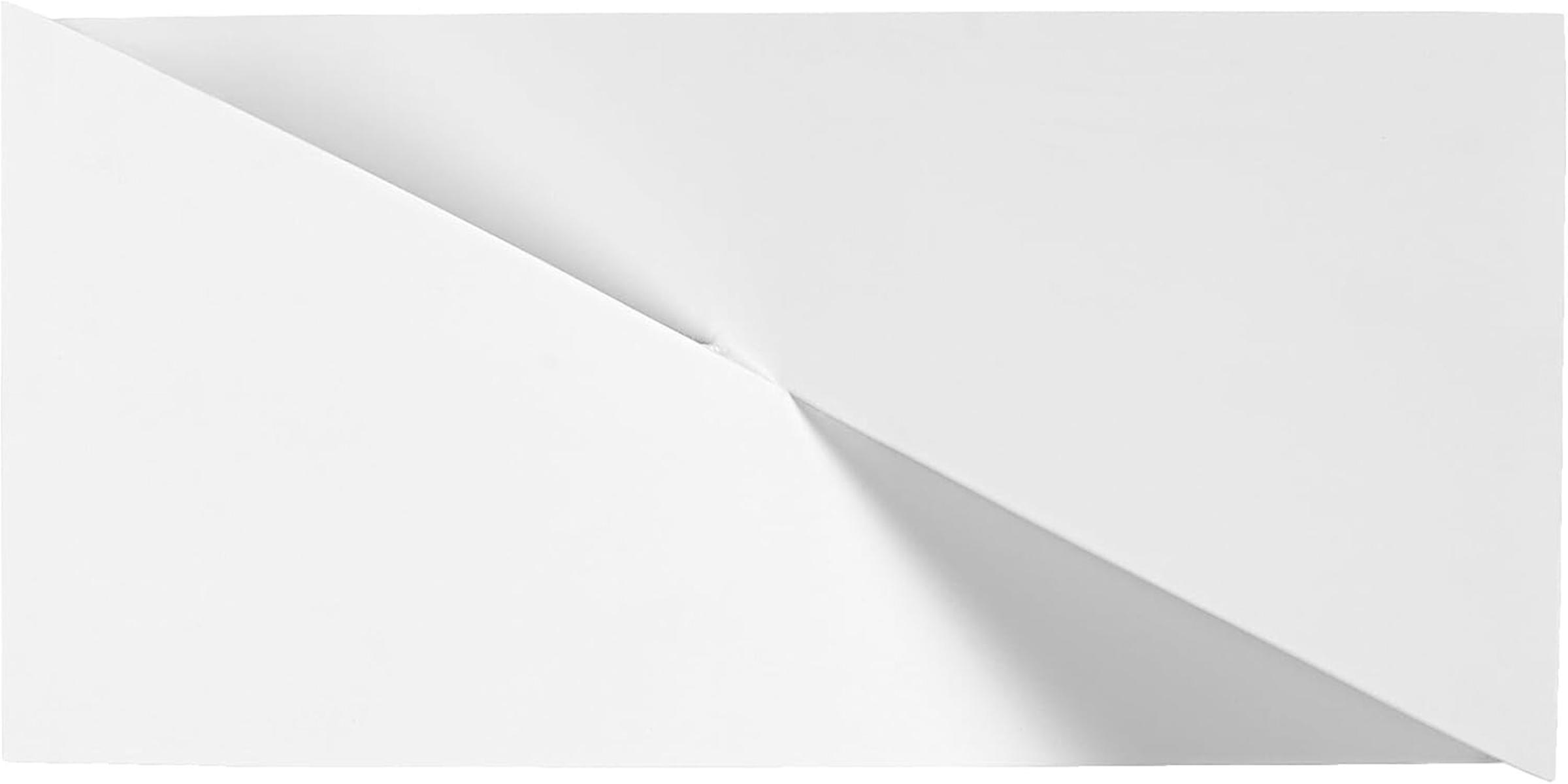 Eine weiße Papierfläche, die diagonal gefaltet ist und Schatten wirft.