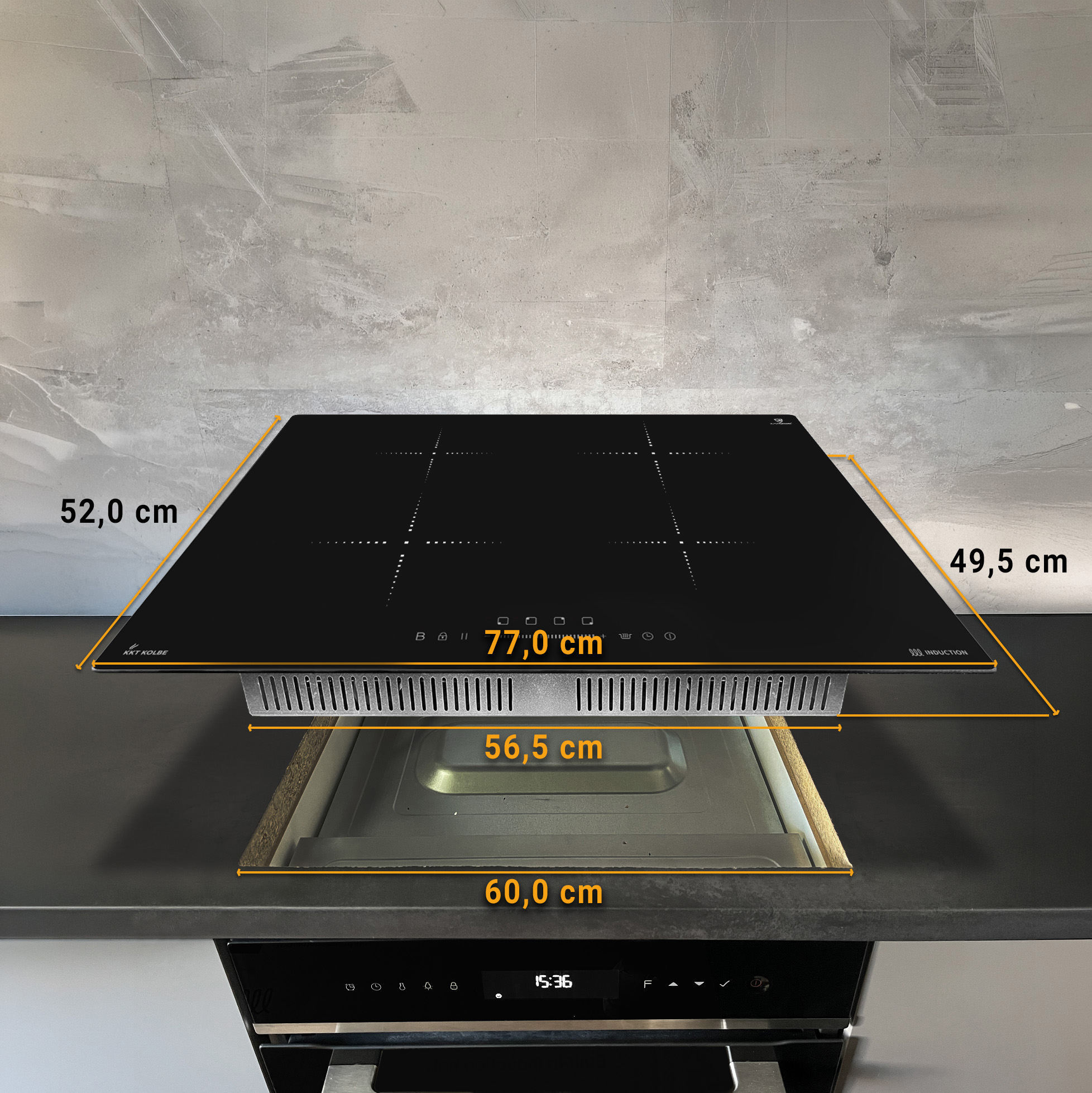 Schwarze Induktionskochfeld mit Maßen 77x52cm auf einer Arbeitsplatte.