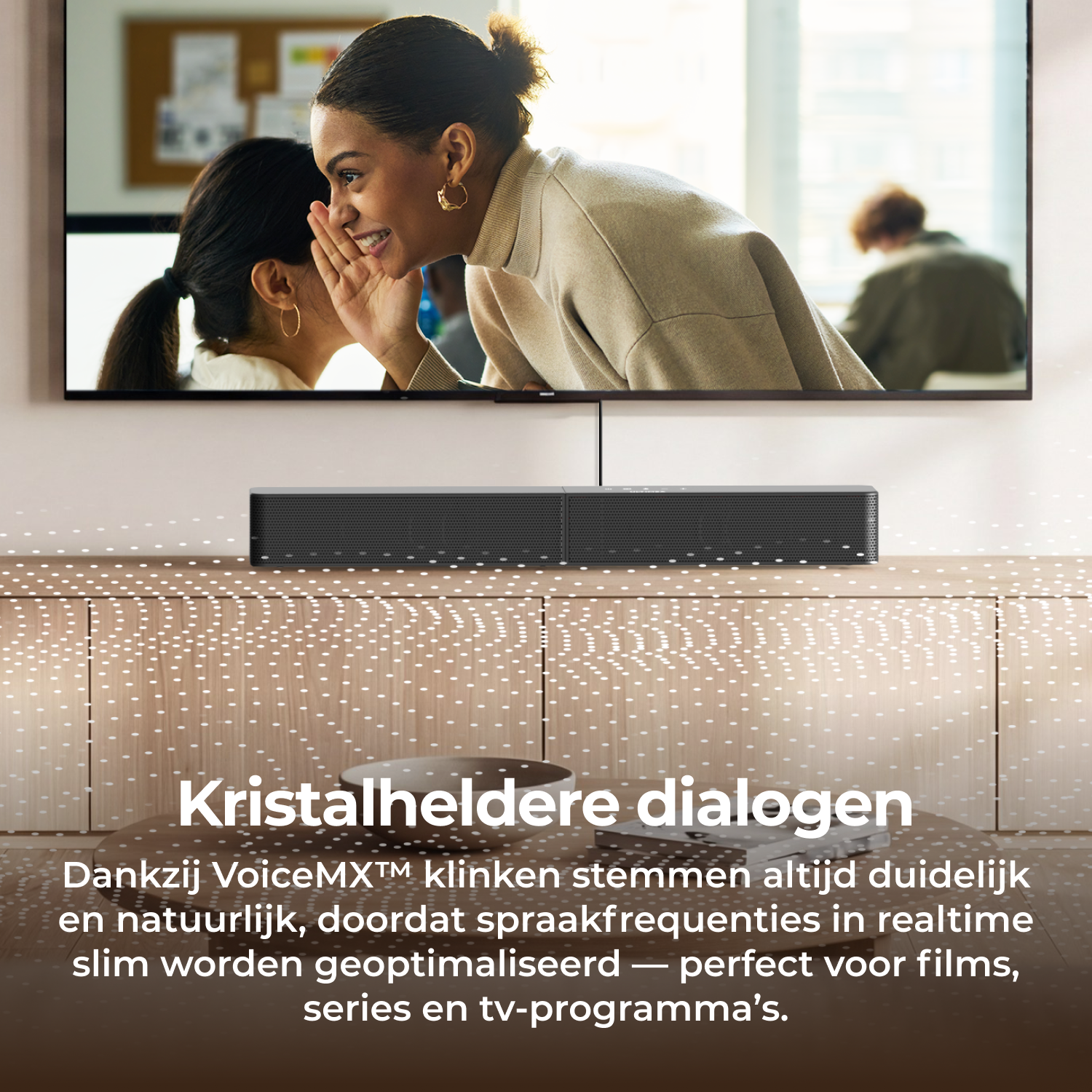 Twee vrouwen fluisteren, een soundbar eronder.