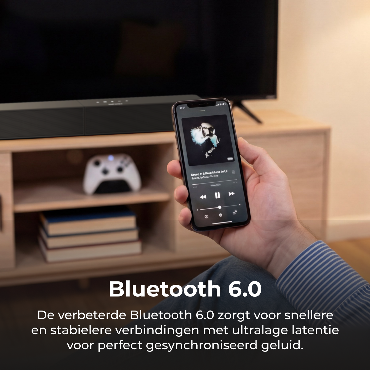 Hand houdt smartphone met muziek-app vast, naast soundbar en tv.