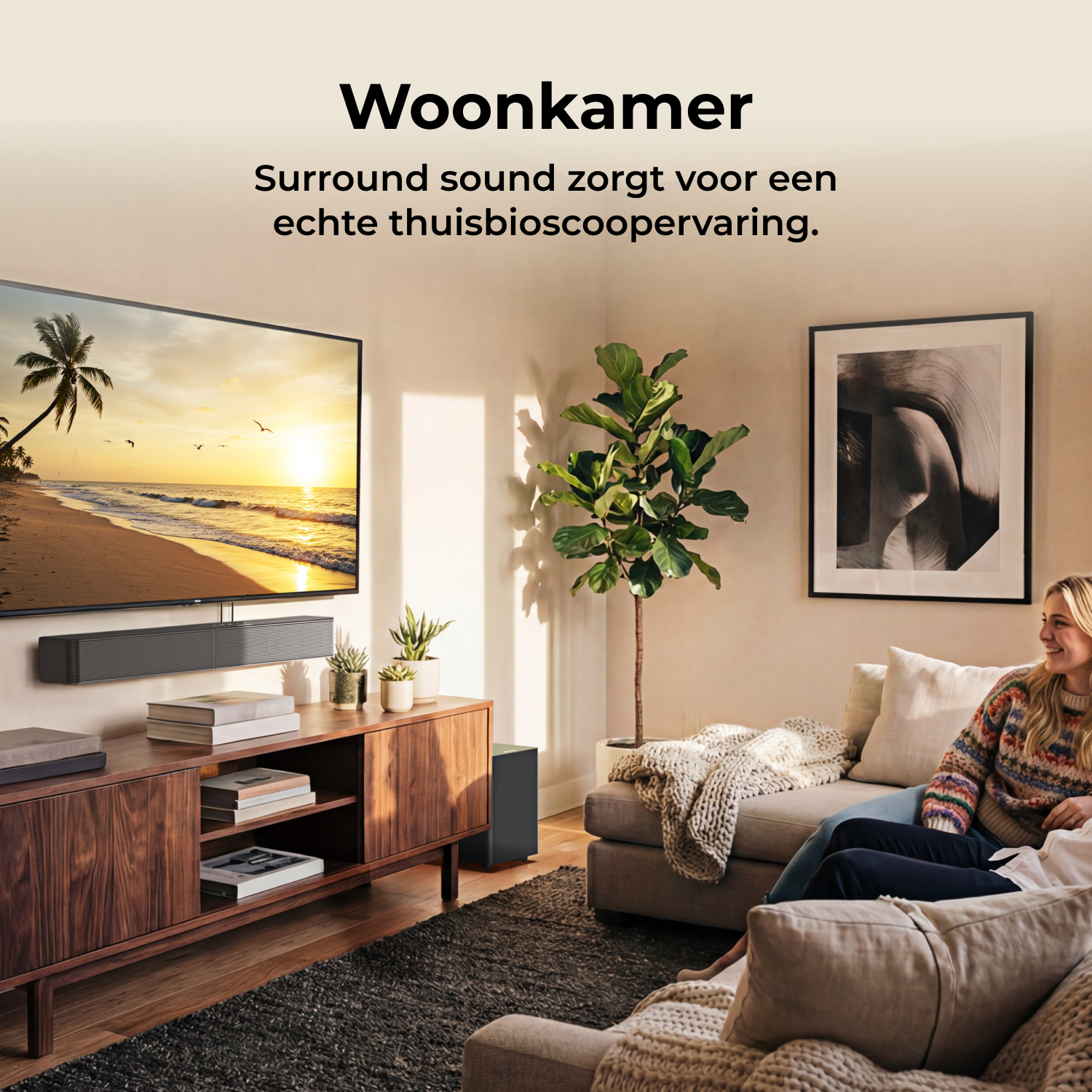Een woonkamer met een bank, tv, houten meubels en twee ontspannende mensen.