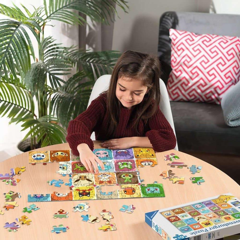 Une fille est assise à une table assemblant un puzzle coloré sur le thème des animaux.