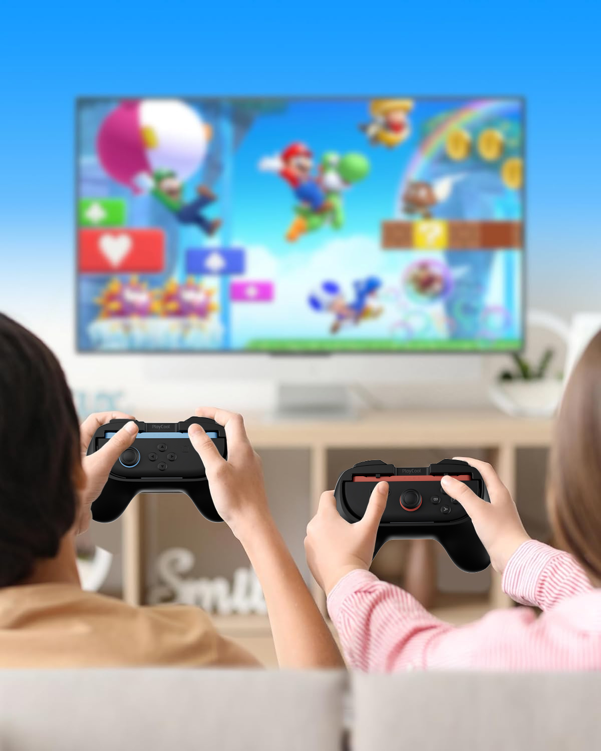 Twee mensen spelen een videogame op tv, met controllers. Mario-personages op het scherm.