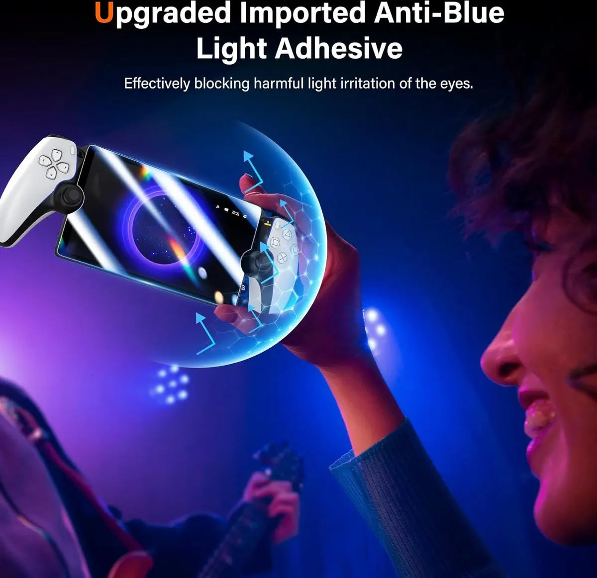 Een hand houdt een smartphone vast met controller-bevestigingen, omgeven door blauw licht.