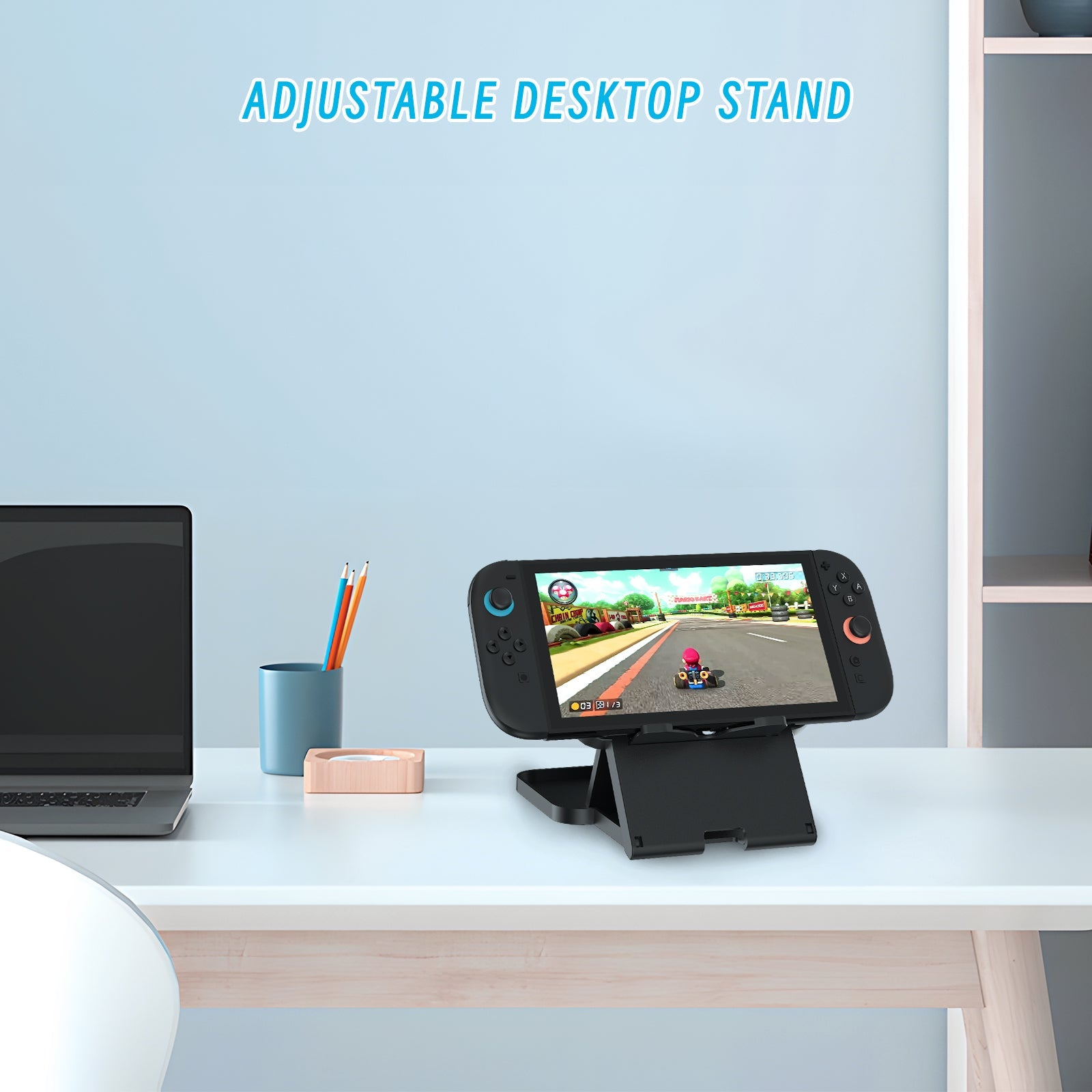 Een Nintendo Switch op een standaard speelt Mario Kart. Een laptop staat links.