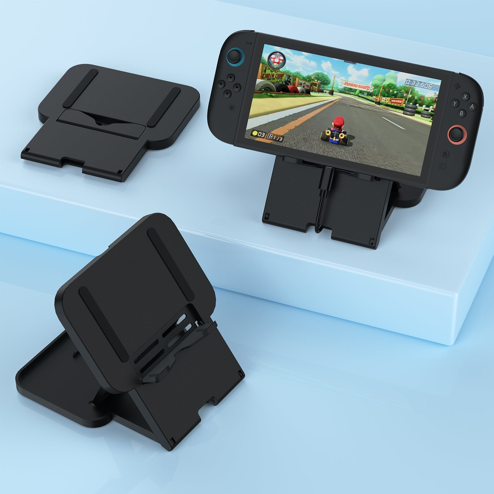 Drie zwarte standaards met een Nintendo Switch die Mario Kart speelt.