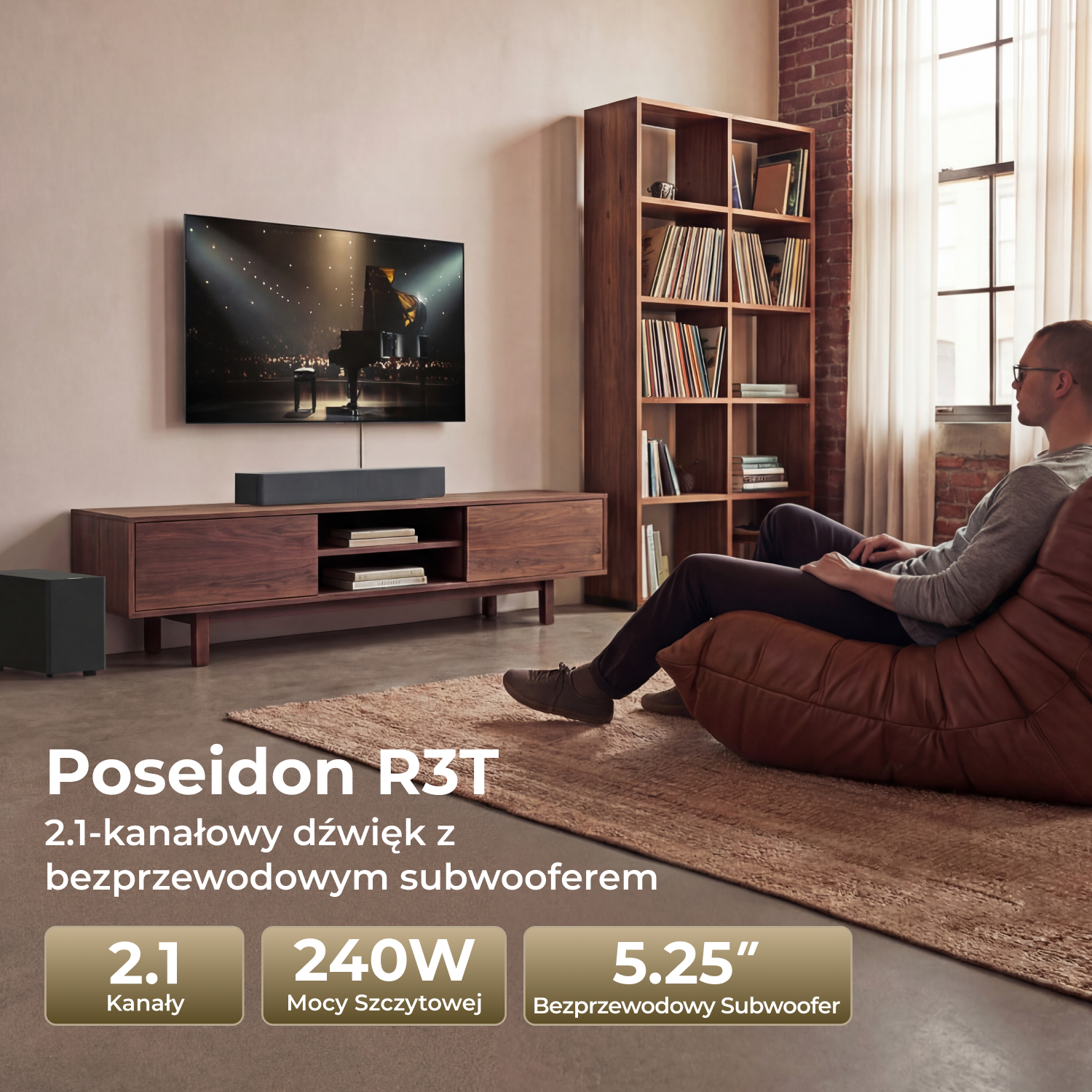 Mężczyzna siedzi na brązowym fotelu przed telewizorem i regałem.