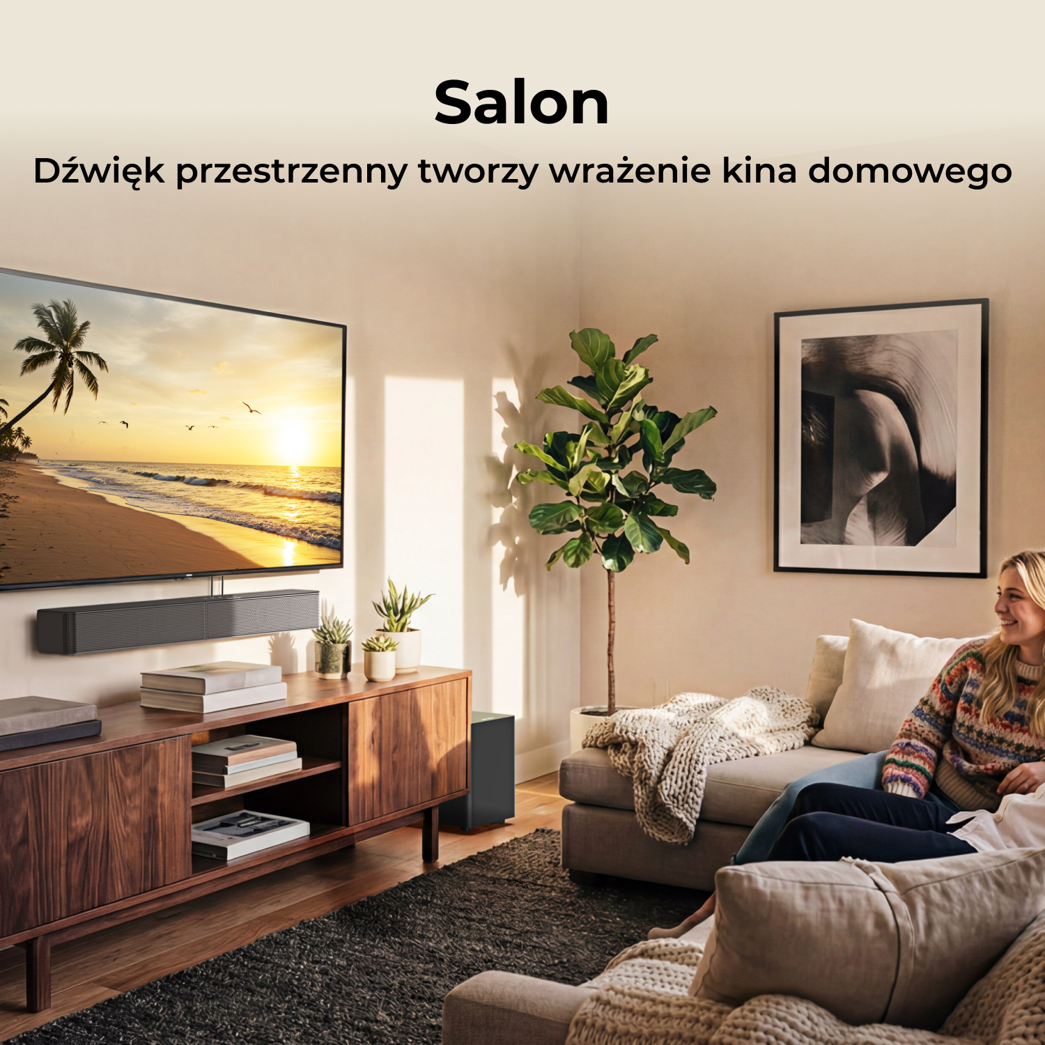 Salon z sofą, telewizorem pokazującym plażę i roślinami.