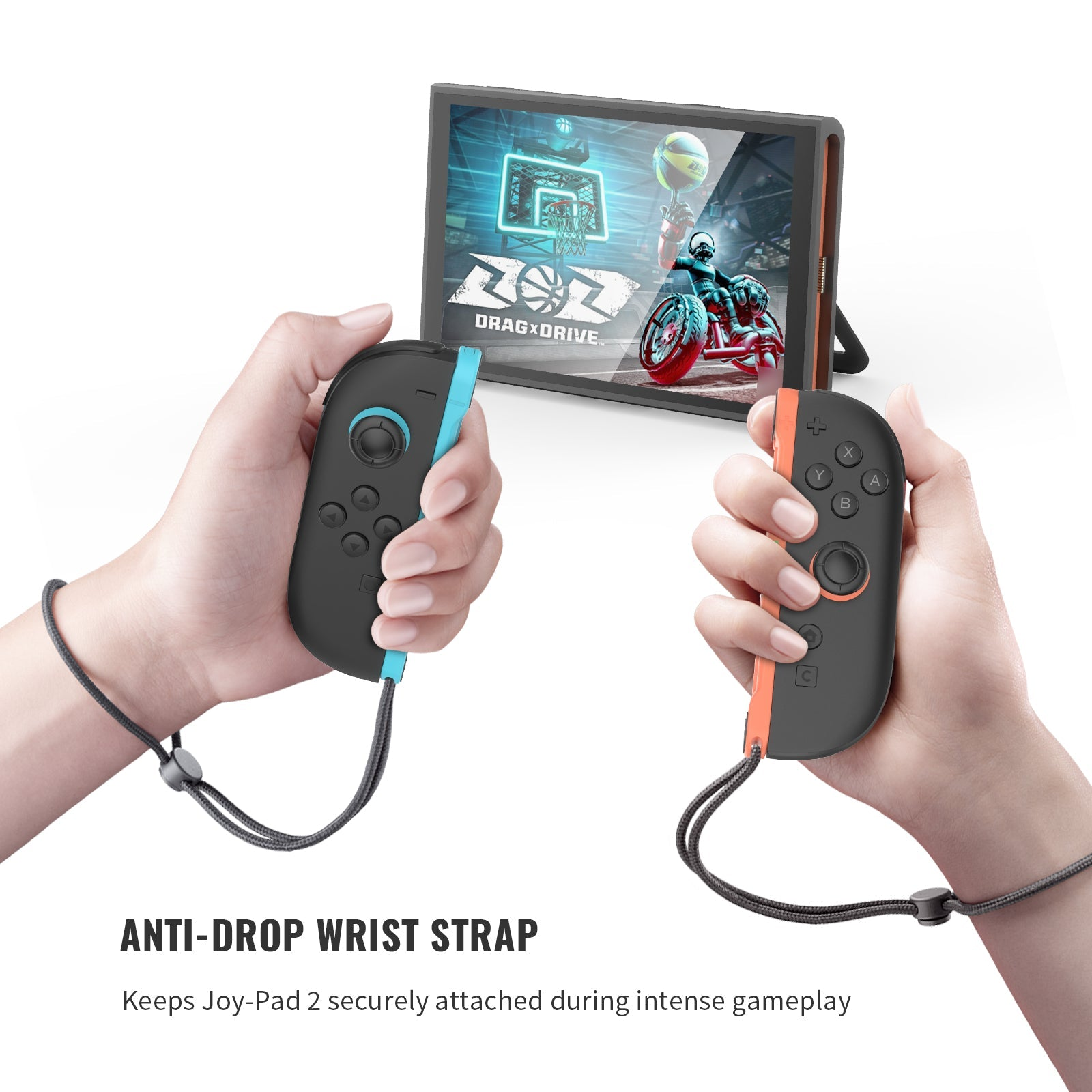 Twee handen houden controllers voor een scherm met een videogameweergave.