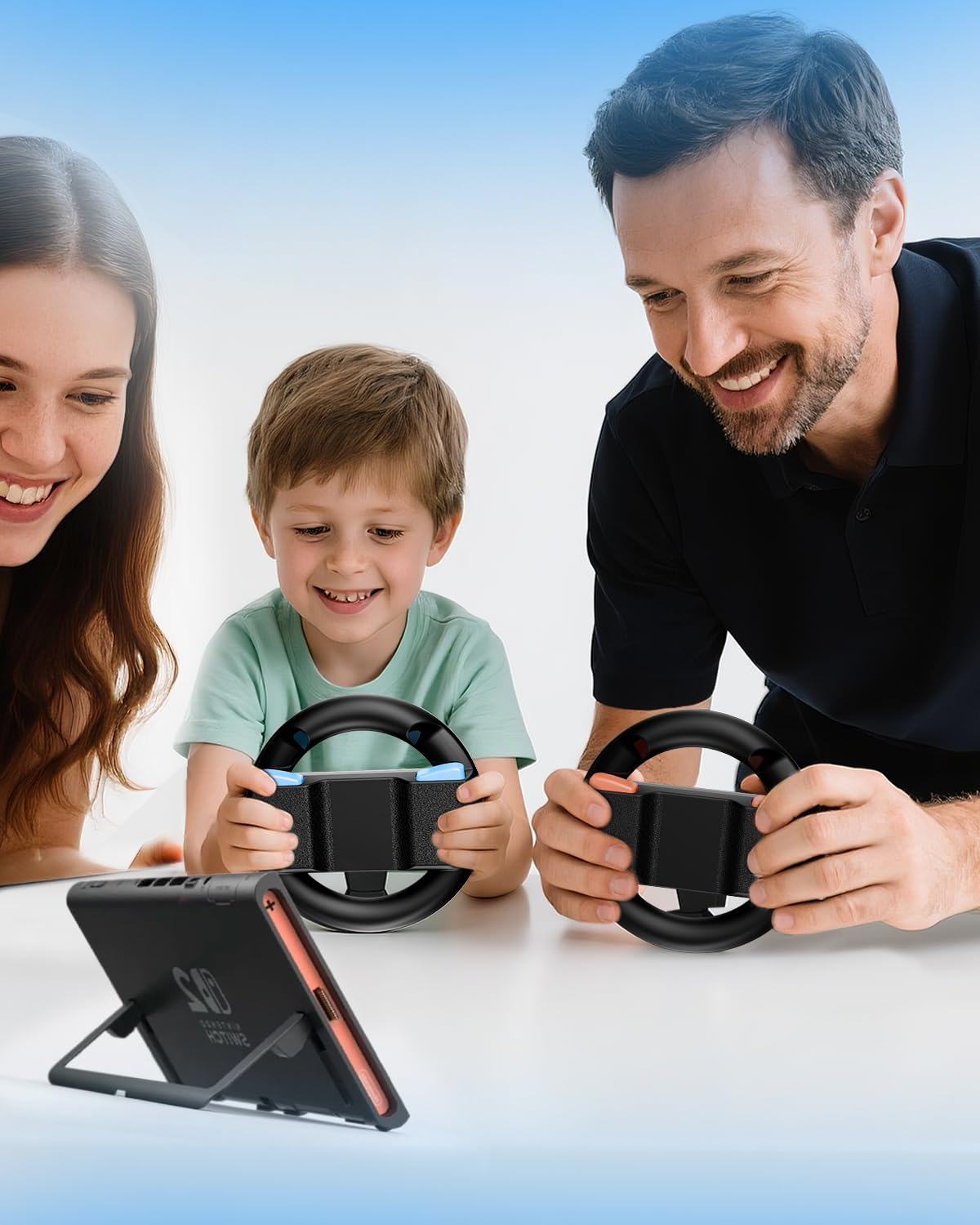 Familie speelt racegame met sturen voor Nintendo Switch.