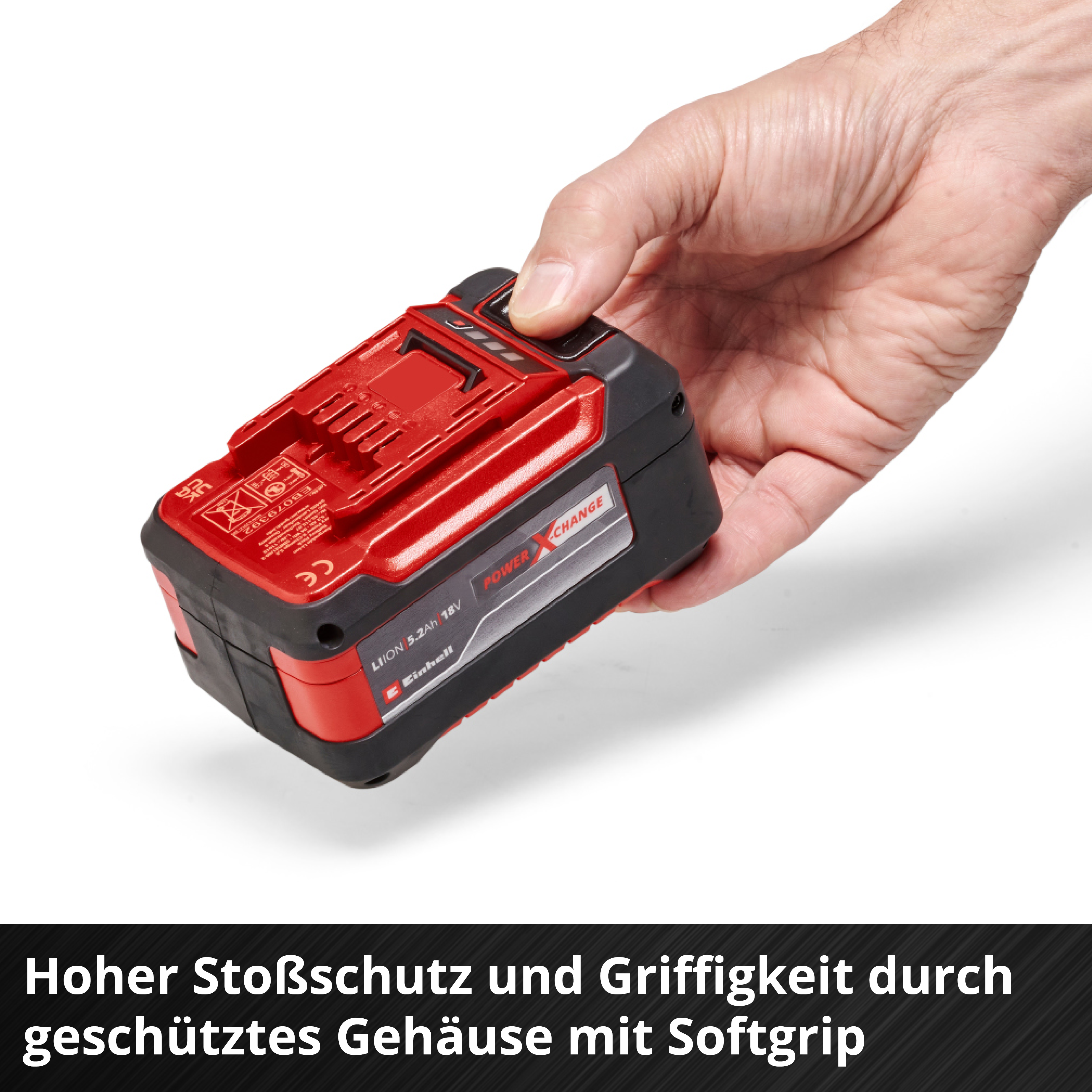 Ein Mann hält eine rote und schwarze Batterie mit der Aufschrift 'Einhell'.