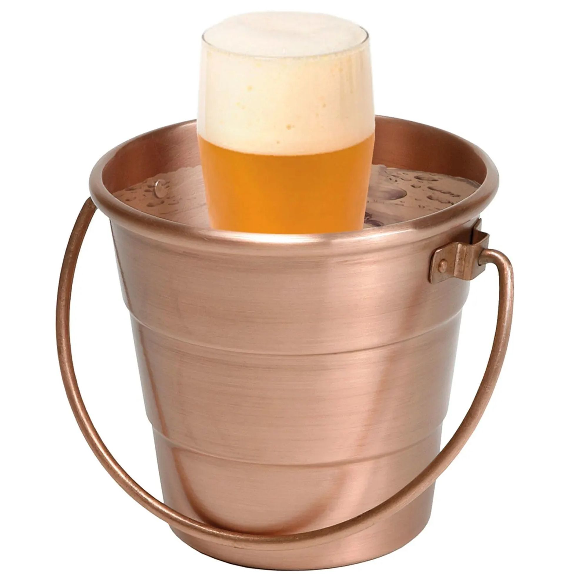 Een glas licht bier met schuim staat in een koperen emmer.