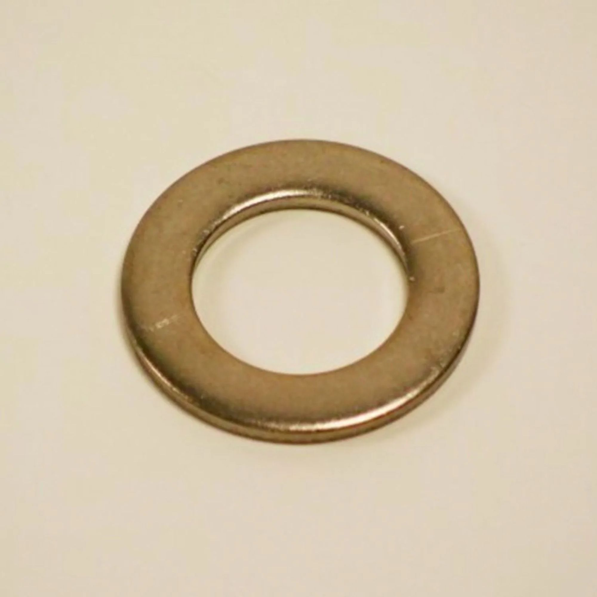 Een platte, ronde metalen ring met een gat in het midden.
