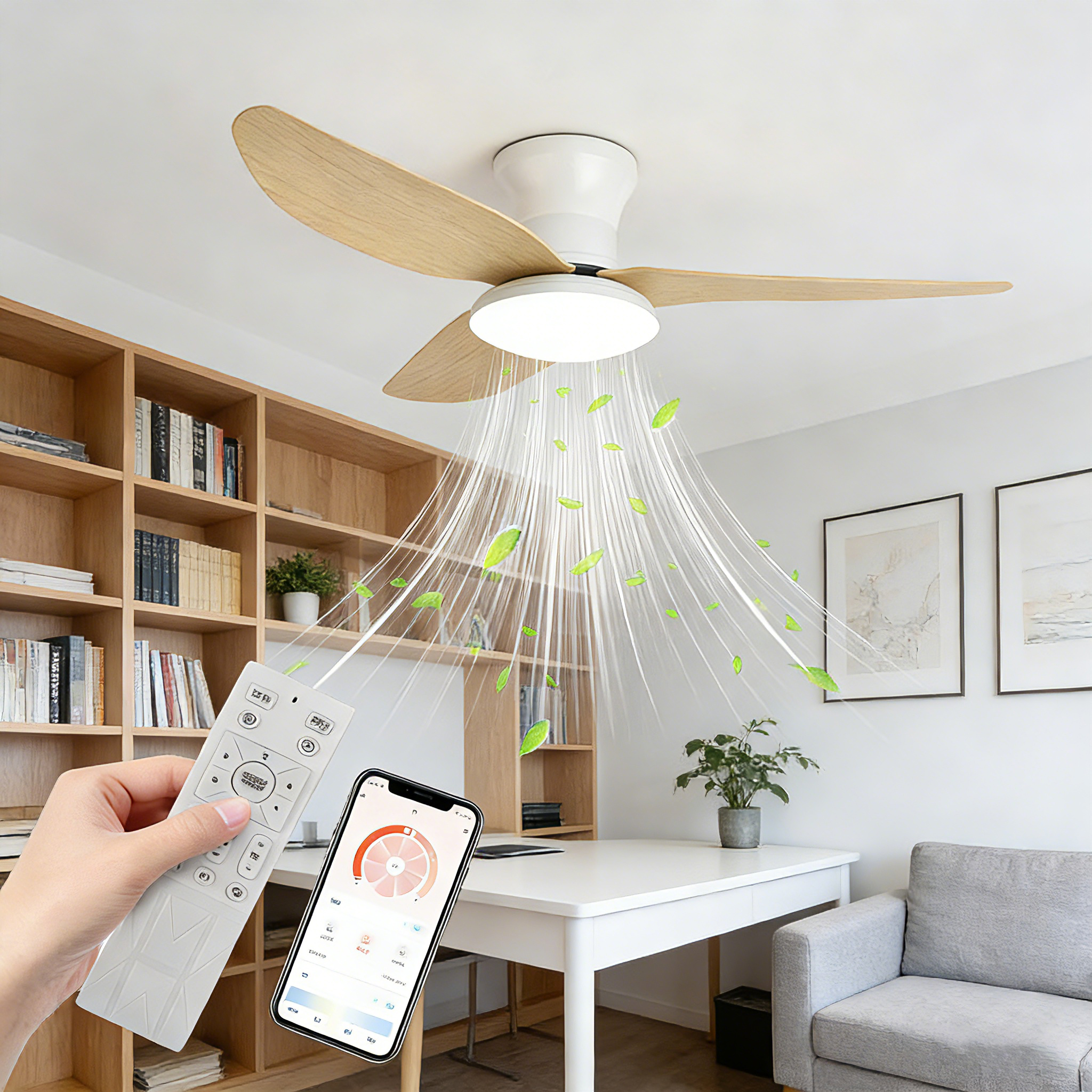 Deckenventilator mit Holzflügeln und Licht, der Blätter verteilt.