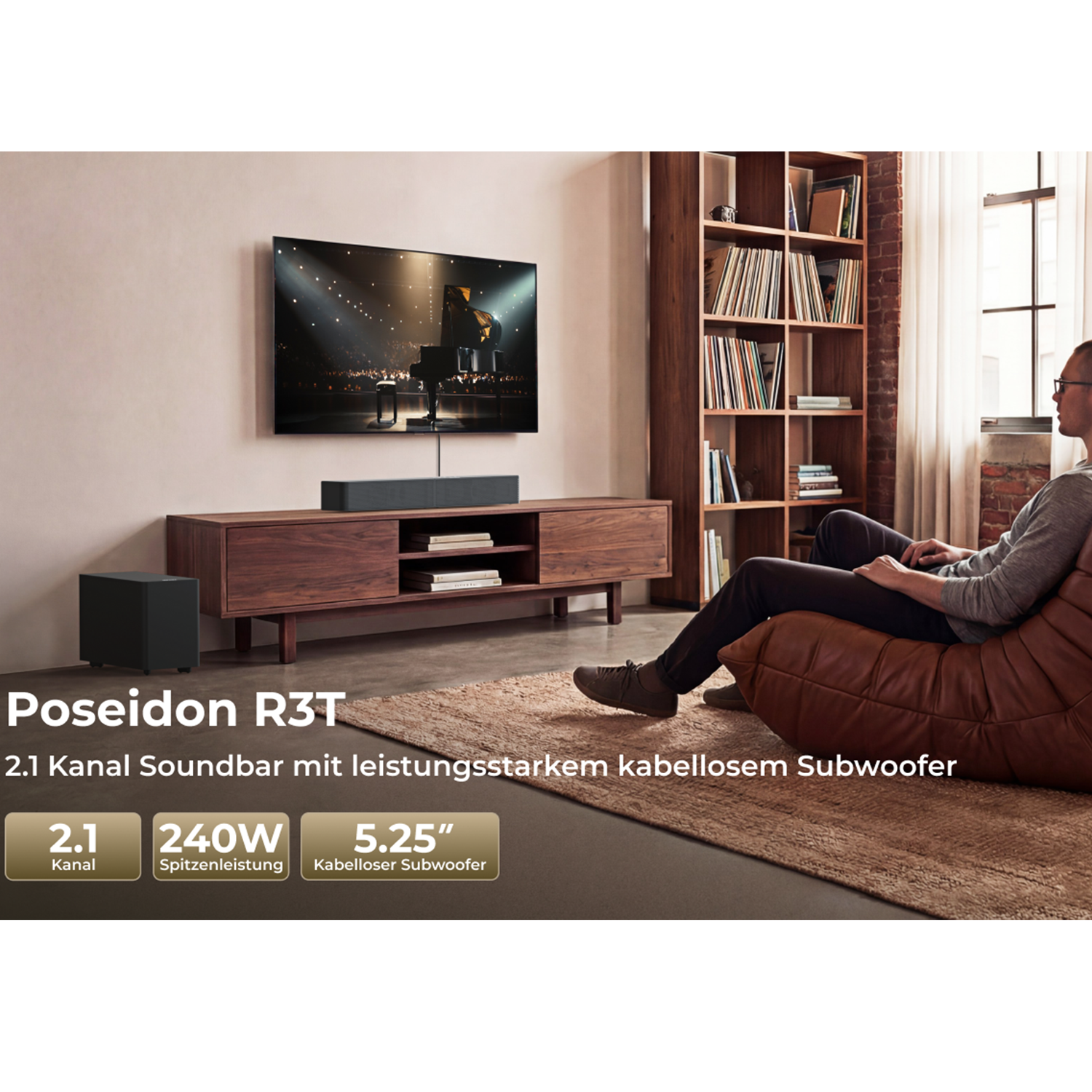 Hombre sentado en sillón marrón viendo TV con barra de sonido y subwoofer.