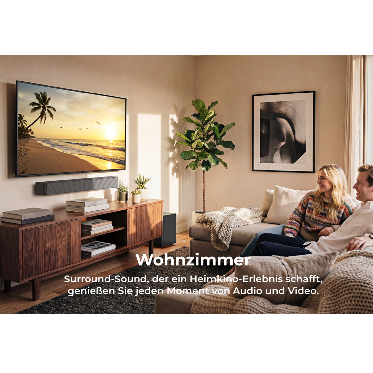 Una pareja en un sofá en una sala de estar mirando un televisor grande.