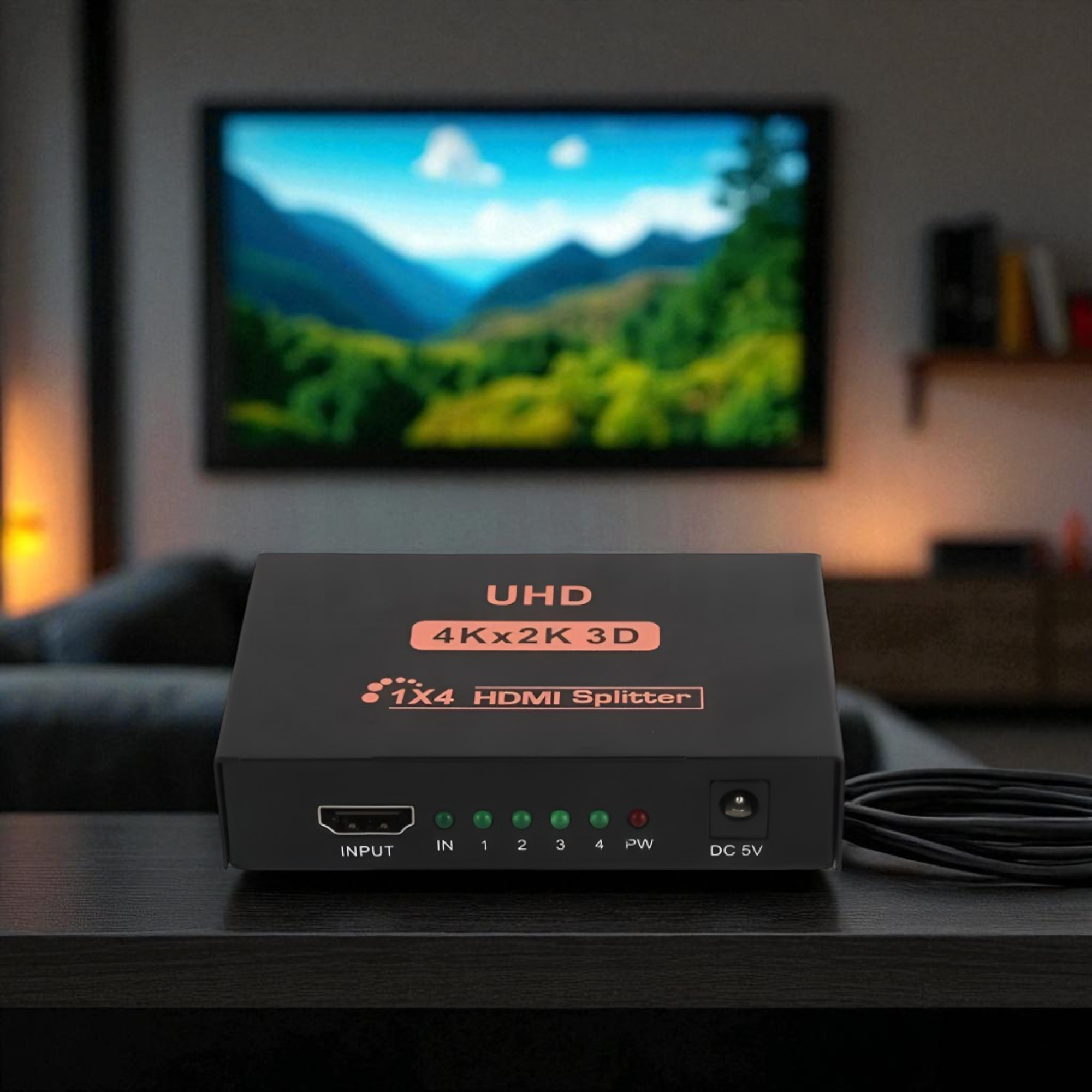 Un divisor HDMI 1x4 negro está sobre una mesa frente a una pantalla de TV borrosa.