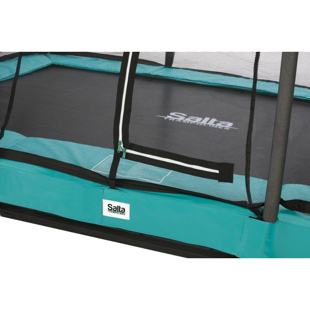 Zbliżenie na turkusowy trampolin z siatką zabezpieczającą i logo Salta.