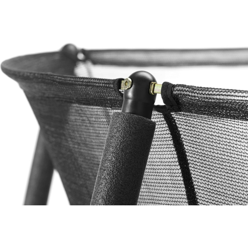 Czarna siatka zabezpieczająca z wyściełanym słupkiem i metalowymi klipsami do trampoliny.