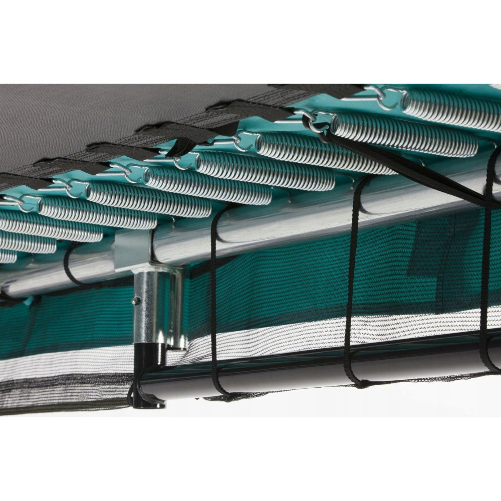 Zbliżenie sprężyn trampoliny z turkusową ramą i czarną siatką zabezpieczającą.