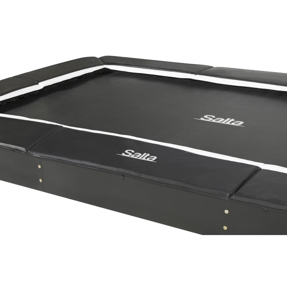 Czarna trampolina z białymi krawędziami i logo 'Salta'.